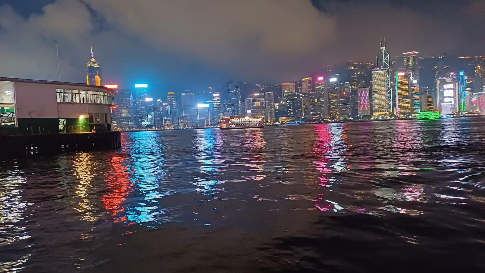 香港精彩山顶、维港及市区夜游 | 含山顶缆车、天星小轮单程票