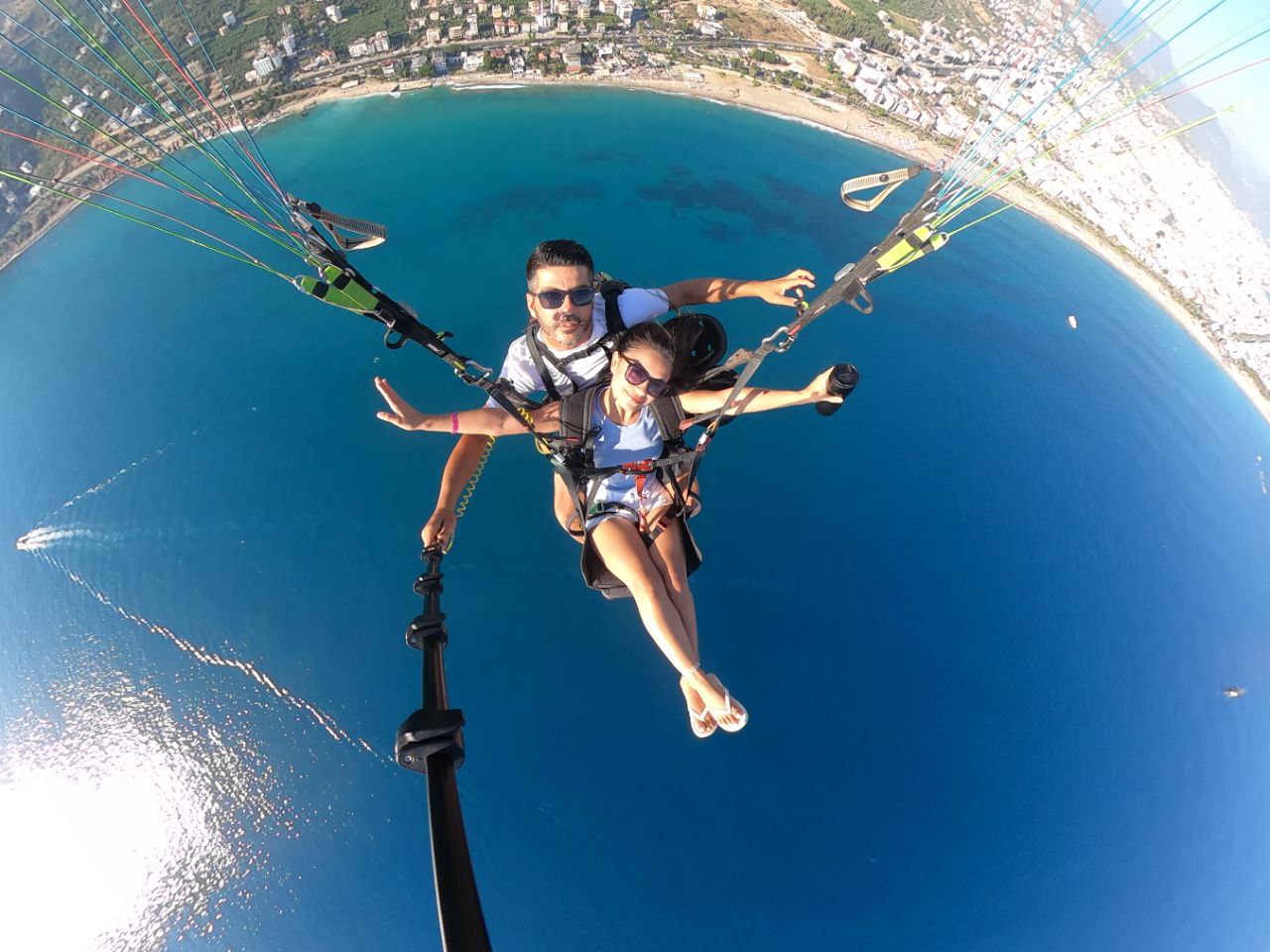 在阿拉尼亚与飞行员一起从700米高空体验滑翔伞