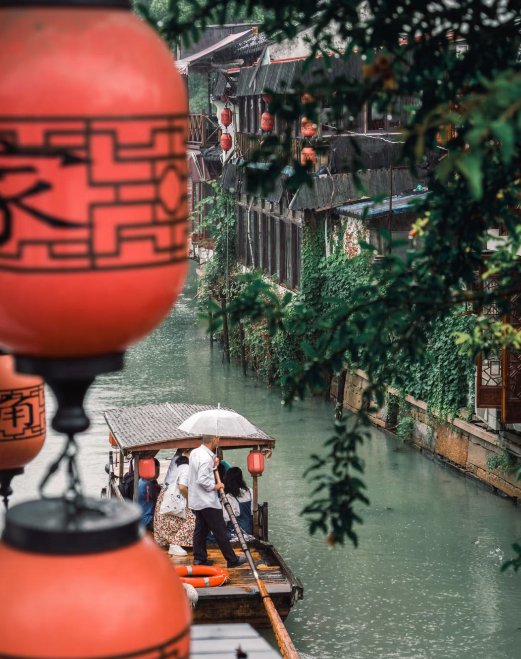 上海古韵水乡一日游：武康路漫步 & 朱家角水乡古镇探秘 +专业导游全程陪伴讲解（多语种选择）