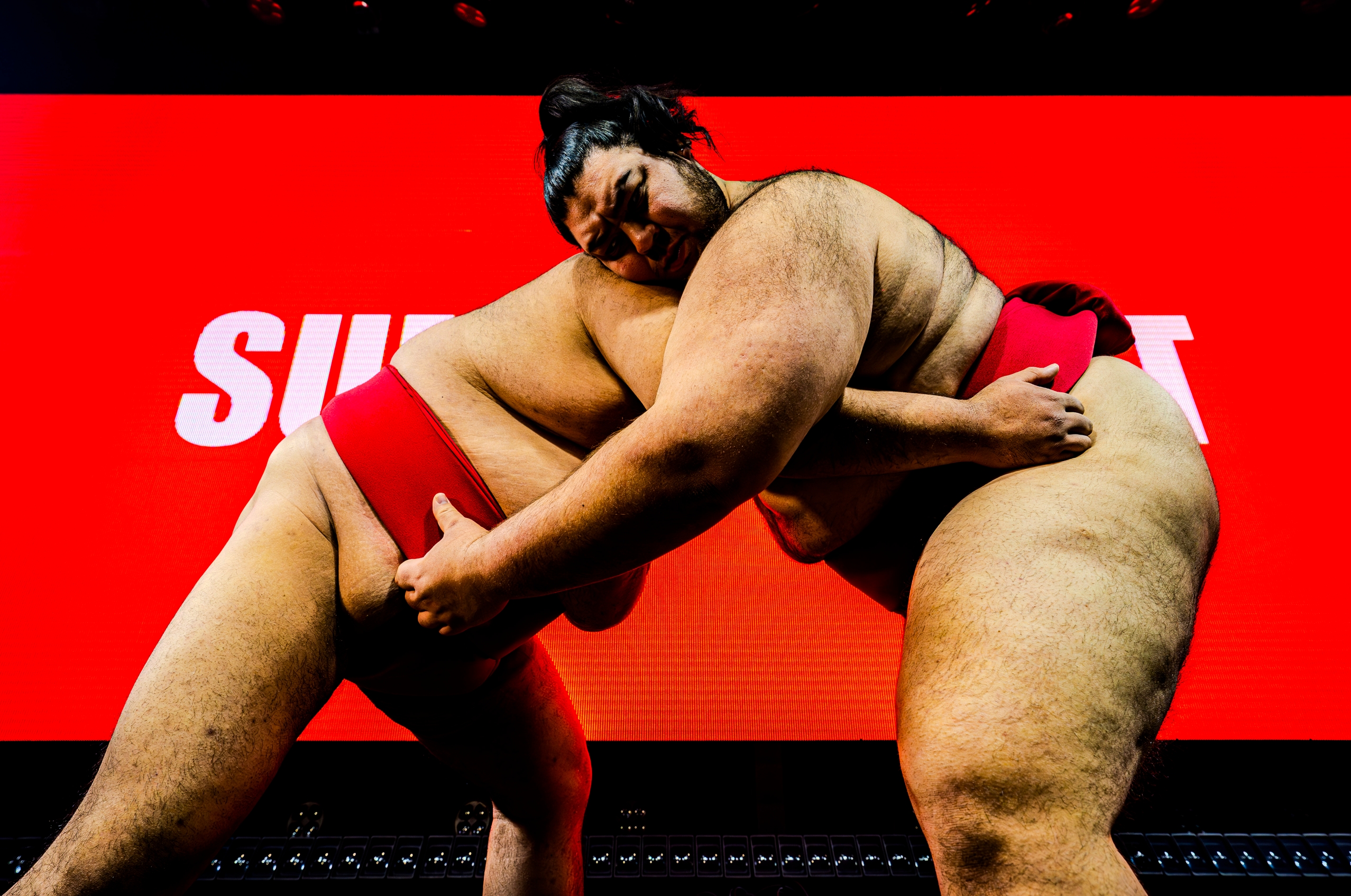 相扑节拍表演：力量与声音的碰撞！