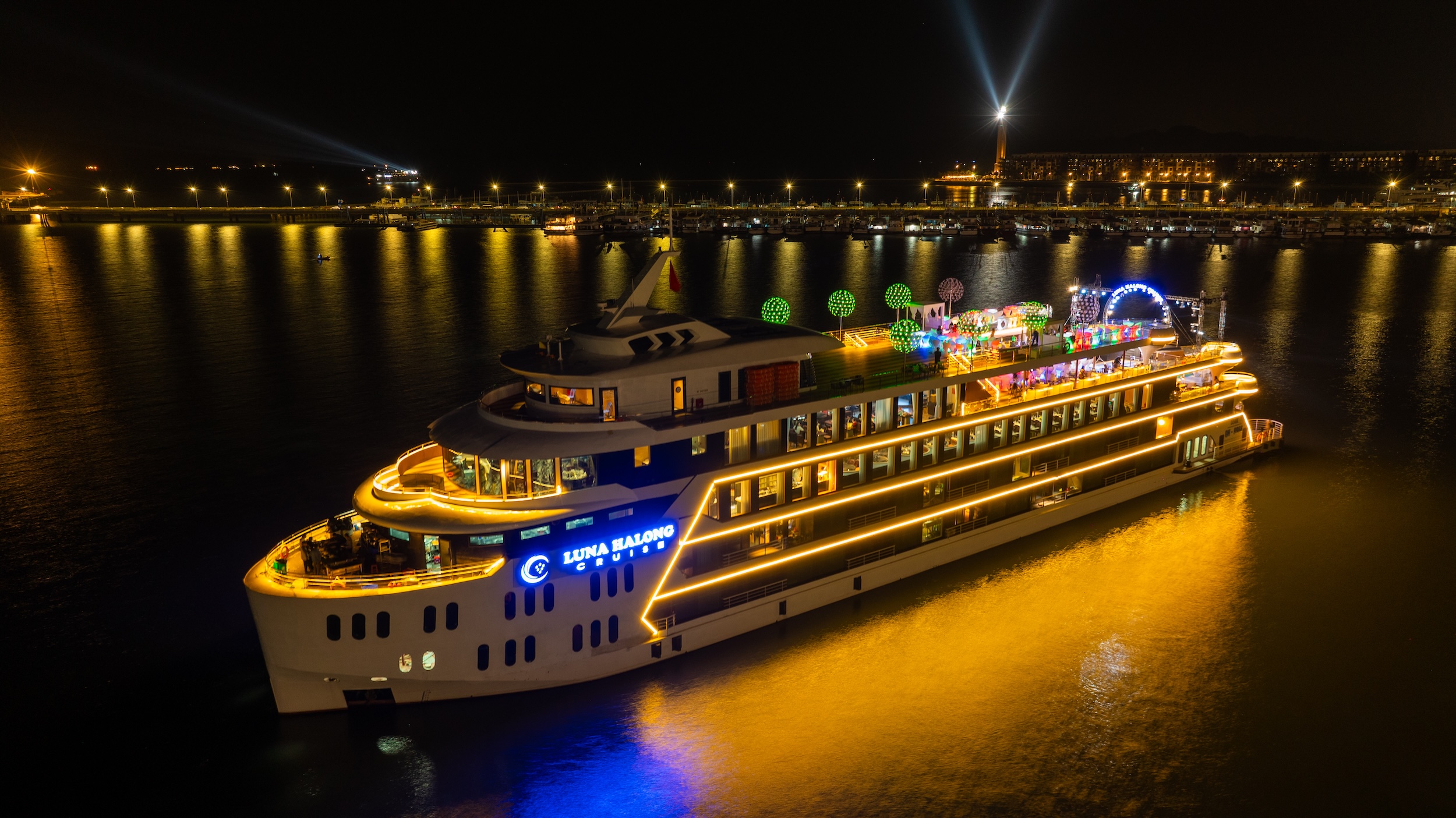 五星级 Luna Ha Long 游轮上的用餐体验