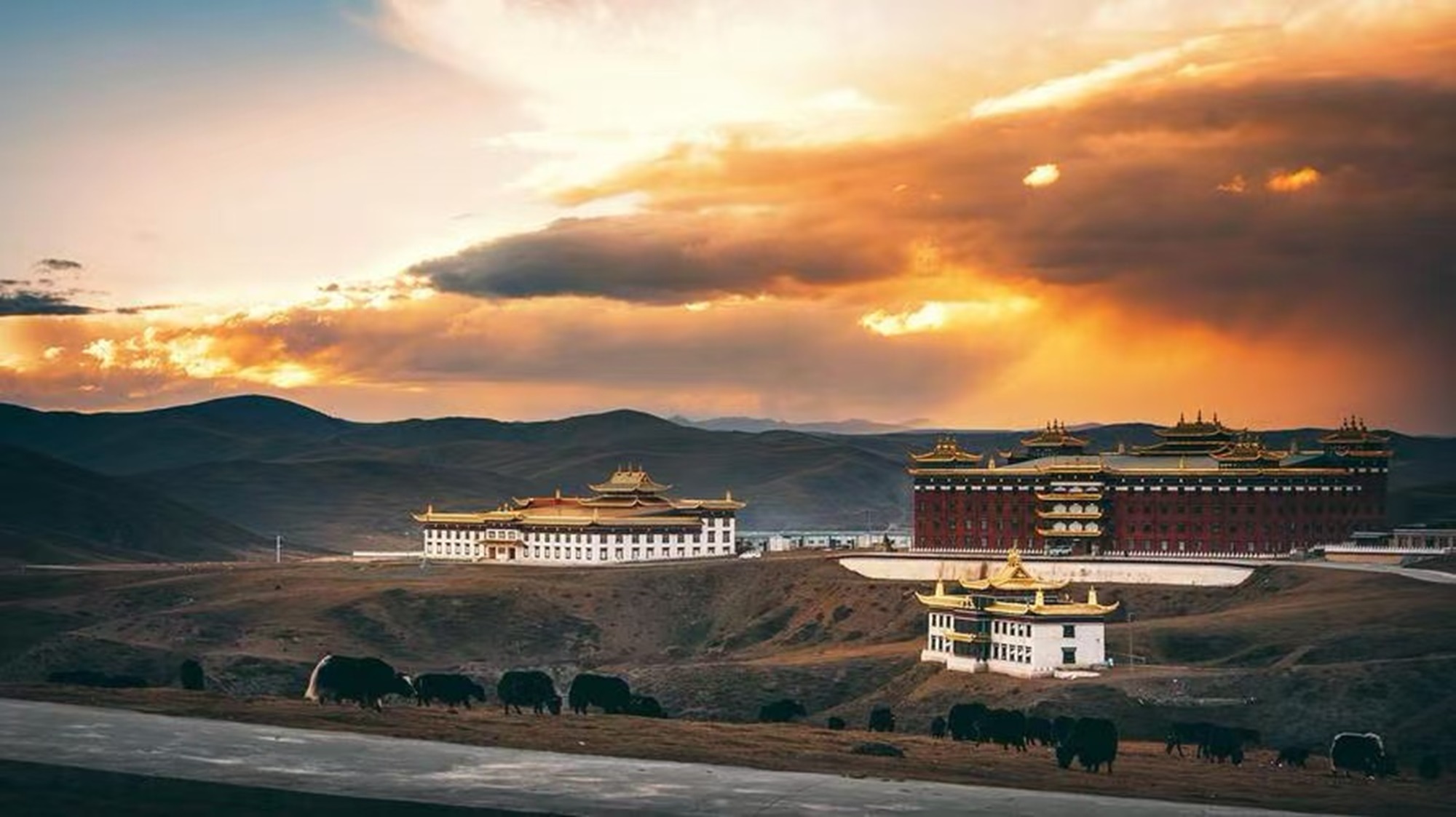 四川川西小环线2日游（康定+红海子+鱼子西+新都桥+木雅大寺+墨石公园+塔公草原+第二香巴拉+蜀山之王+四川成都往返+2-8人小团）