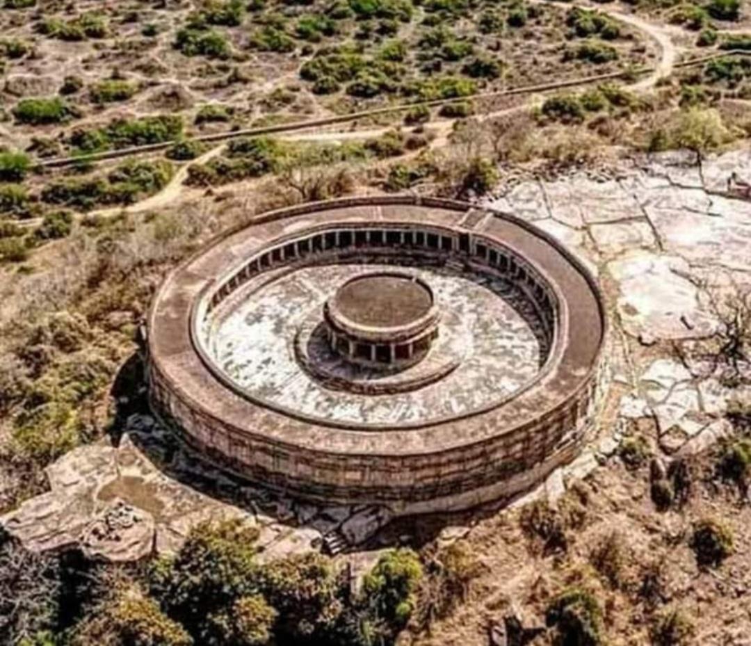 密塔瓦里寺、帕德哈瓦里寺和巴特斯瓦尔寺