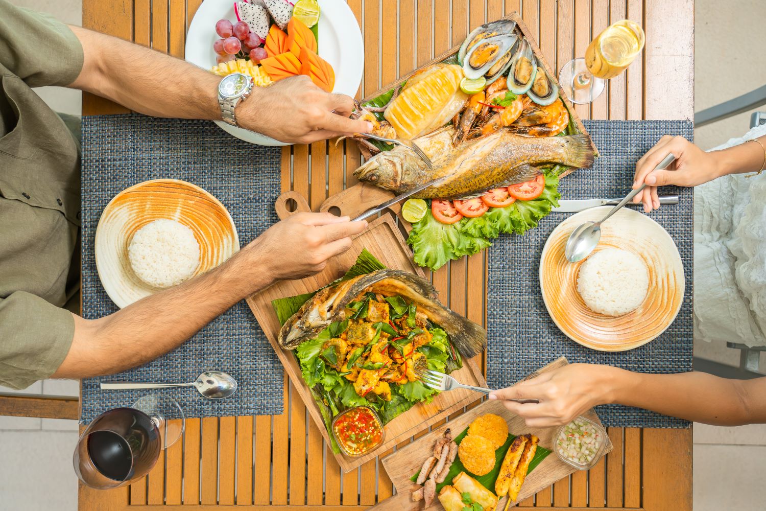 德瓦普吉岛度假村 (Dewa Phuket Resort) 的露台烧烤餐厅 (Terrace Grill) 海鲜晚餐