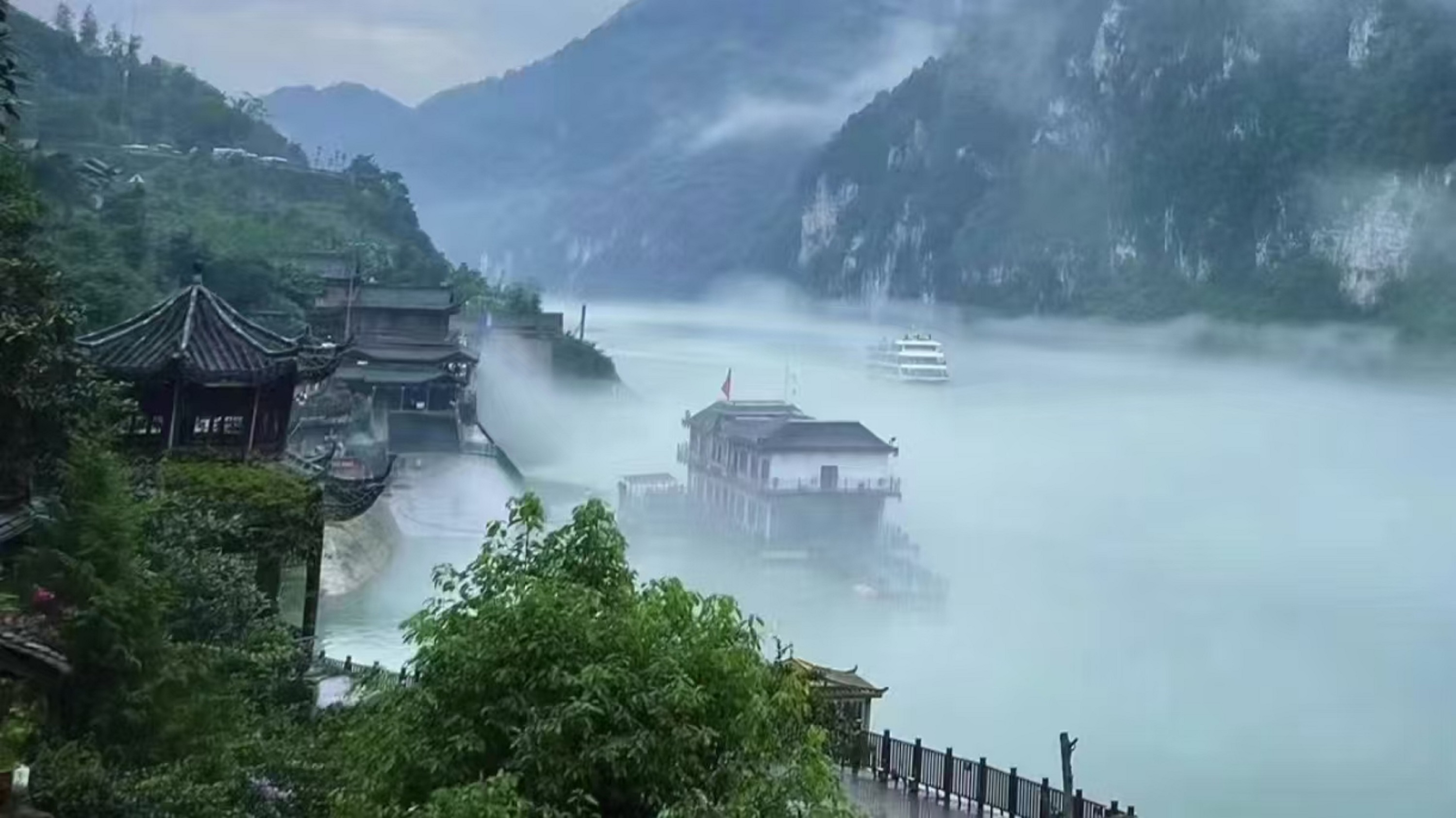 重庆武隆5天4晚高端半自由行精致2-8人团（重庆+武隆天生三桥+仙女山+乌江+苗族古镇+李子坝轻轨+洪崖洞+星级酒店）