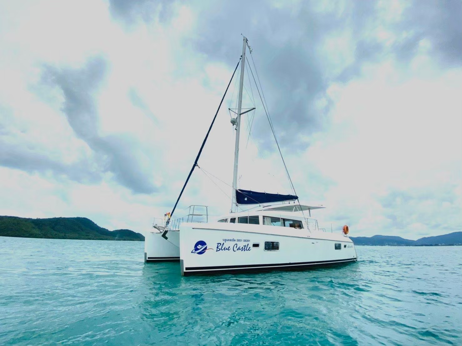 蓝城堡双体帆船 (Lagoon 420) 私人包船游