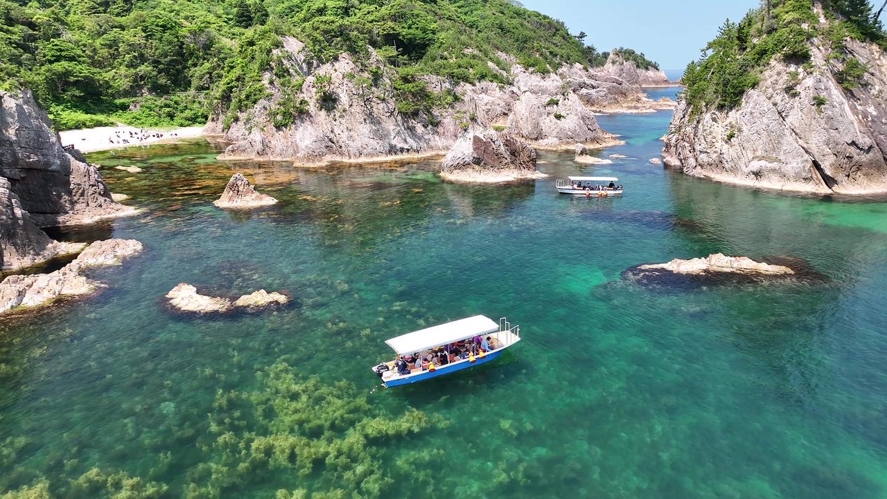 乘坐小船“浦富”探险巡游（鸟取县）