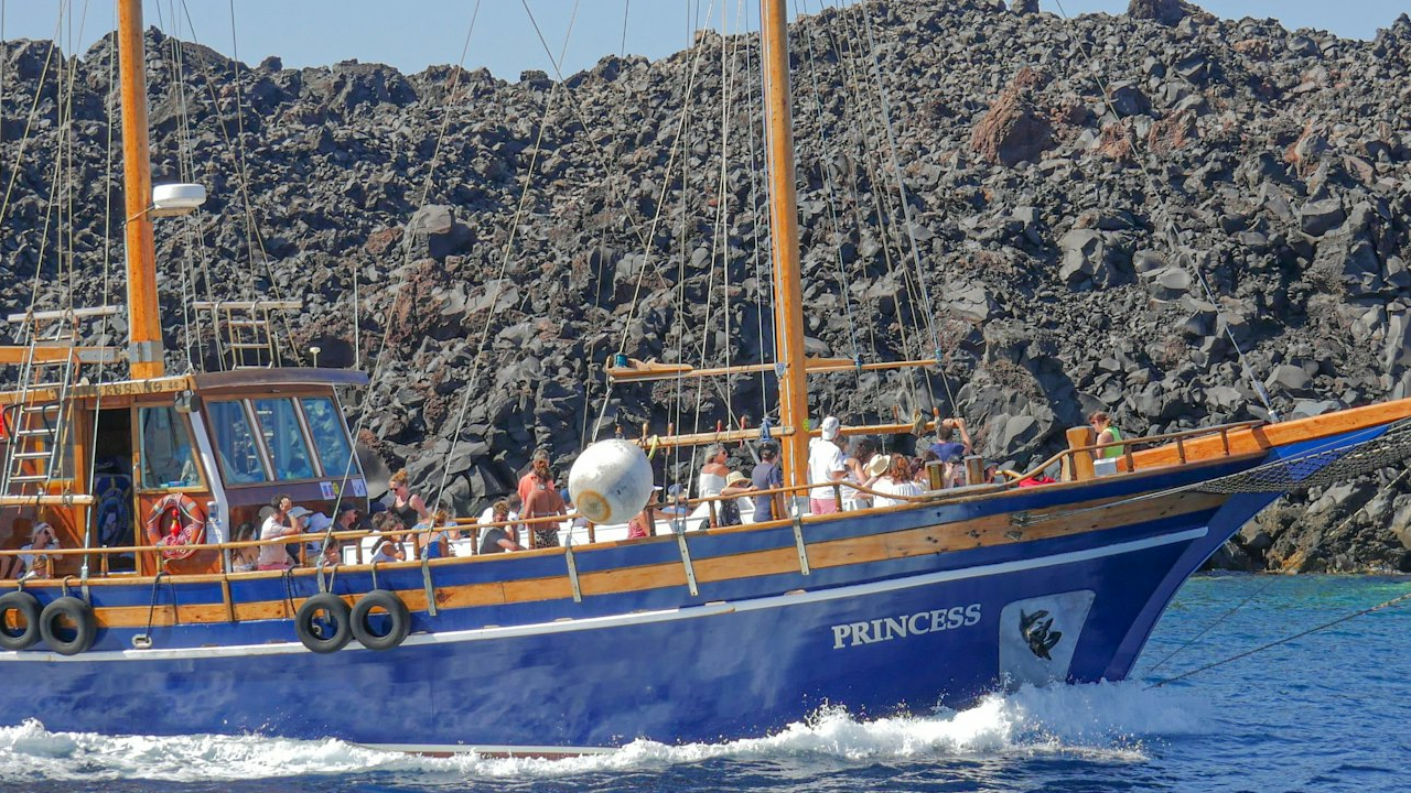 圣托里尼火山岛游船和温泉之旅