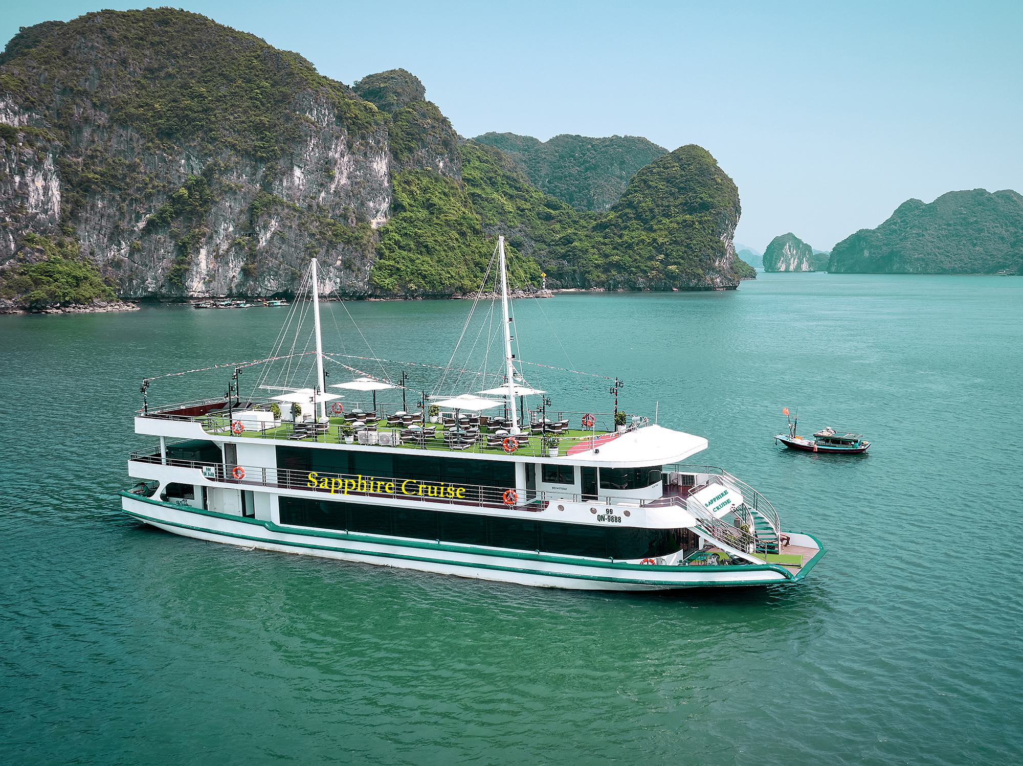 [路线二] 乘坐五星级蓝宝石号游船体验下龙湾一日游