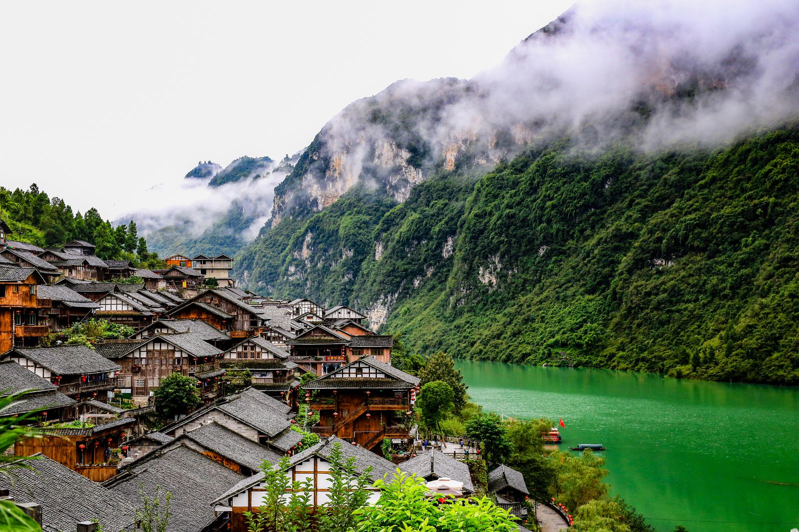 重庆武隆天生三桥+龙水峡地缝+仙女山森林公园+乌江游船+龚滩古镇二日游（包含乌江画廊游船+明清建筑古镇）