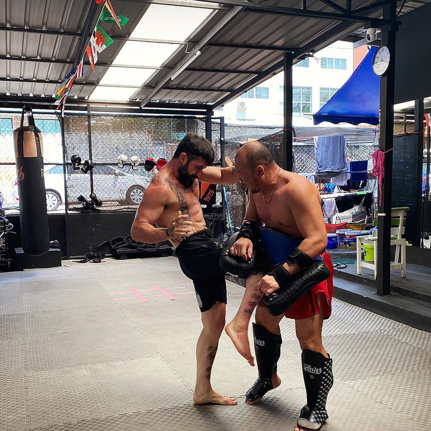 芭达雅战胜健身房泰拳课程训练 (Battle & Conquer Gym Muay Thai Class Training in Pattaya)