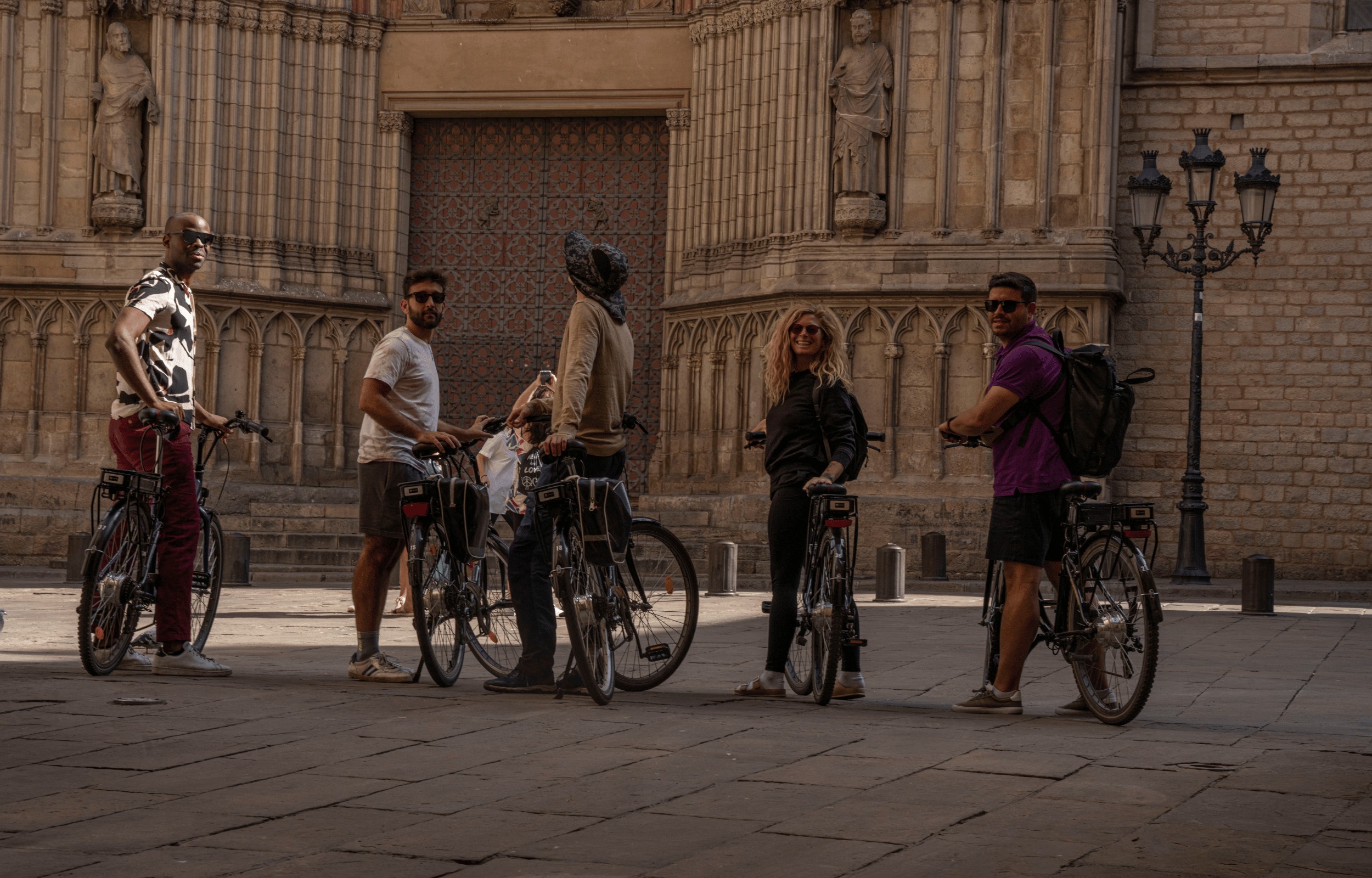 巴塞罗那：带导游的电动自行车或自行车之旅，游览亮点和隐藏的宝石