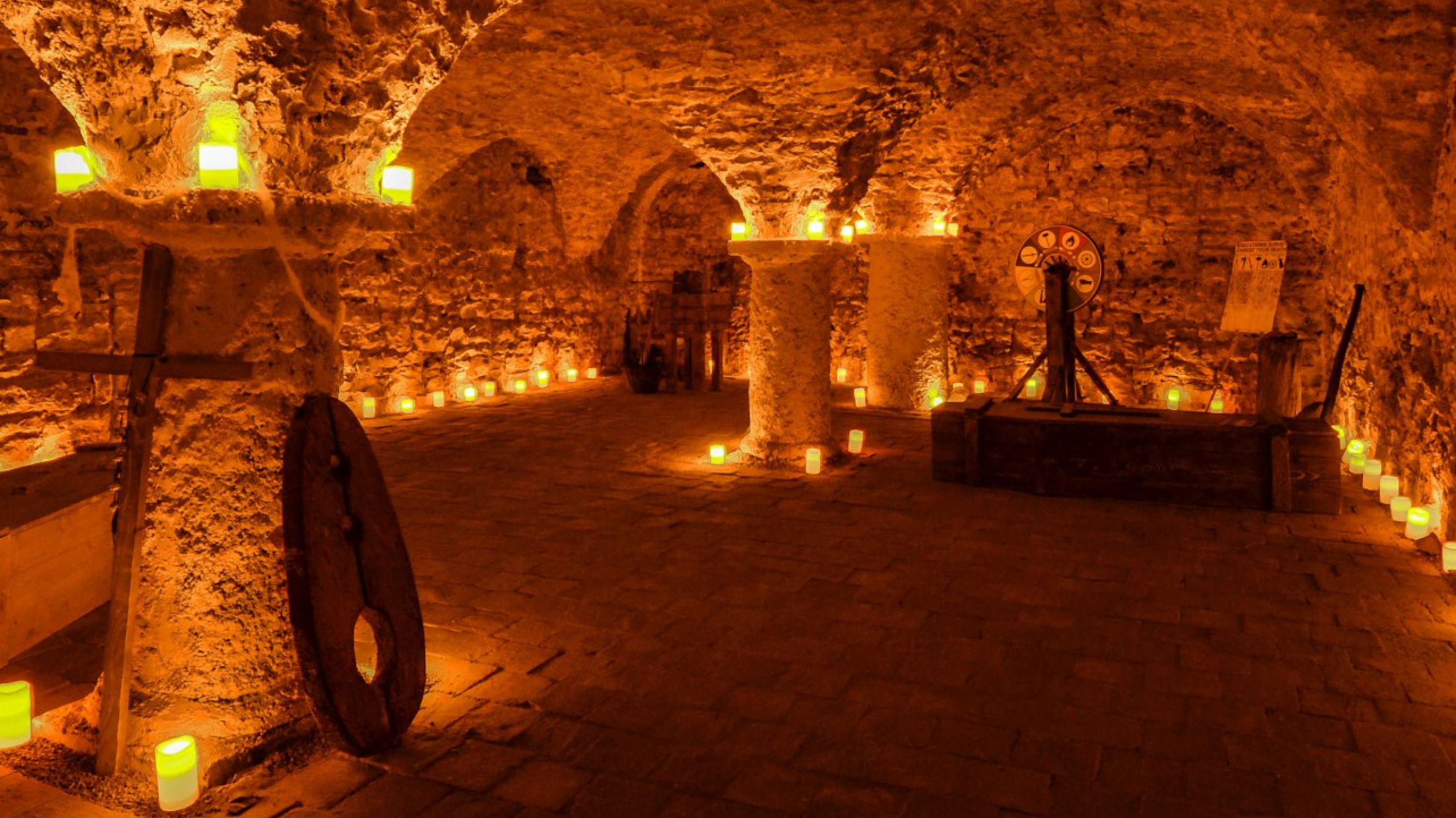 布拉格幽灵、传说和中世纪地下城之旅 (Ghosts, legends, and medieval underground dungeon tour in Prague)