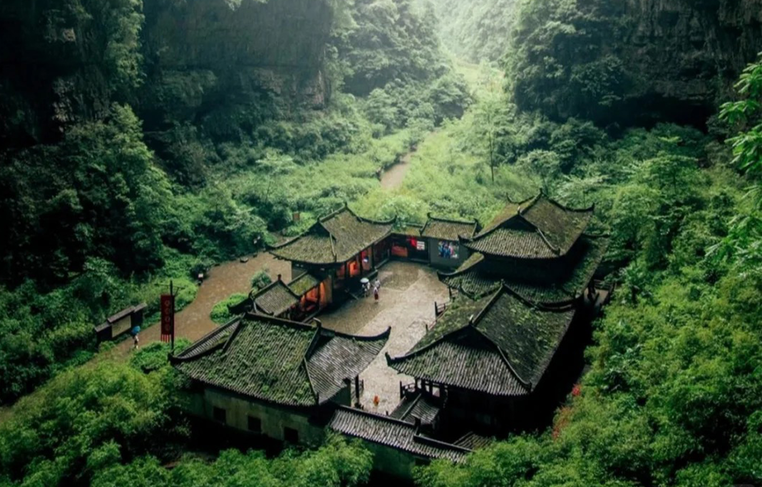 重庆武隆天生三桥&龙水峡地缝&蚩尤九黎城2日纯玩（喀斯特奇观+山地草甸风光+赠送《印象武隆》演出票&沉浸式演绎+重庆往返）