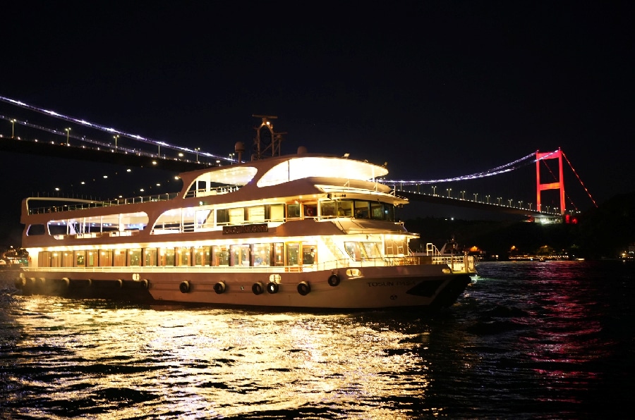 博斯普鲁斯海峡私人餐桌晚宴巡游（Bosphorus Dinner Cruise and Show with Private Table By Viatime）