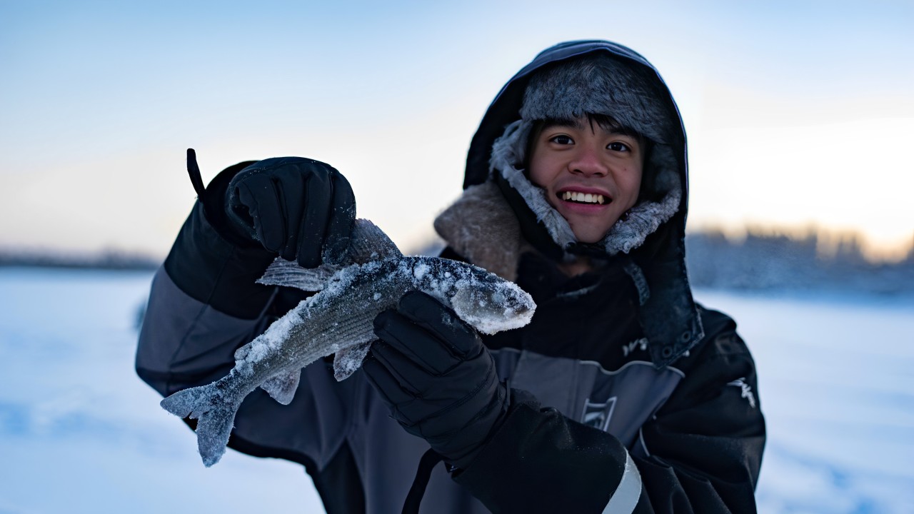 从罗瓦涅米出发，体验冰湖垂钓之旅 