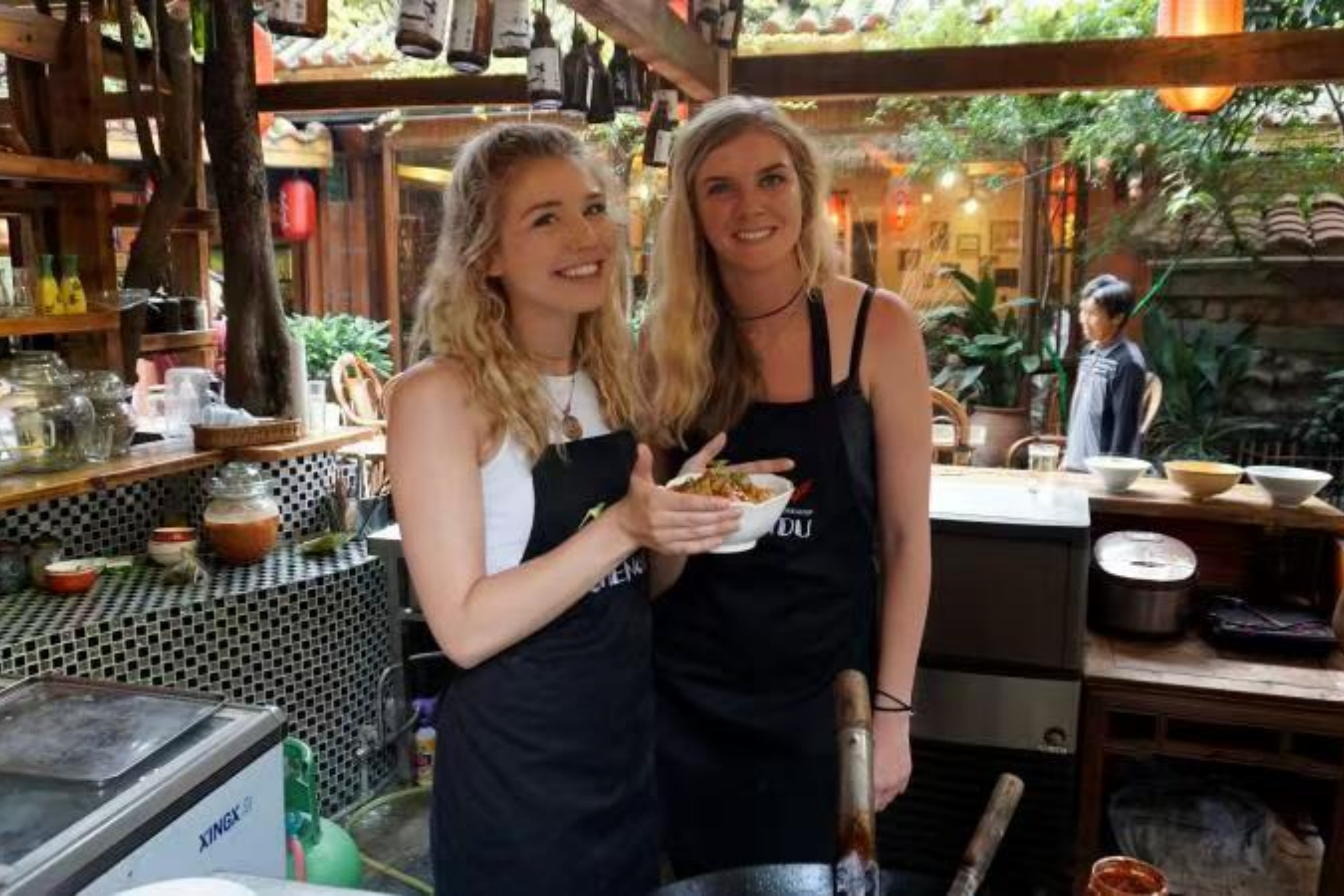 穿过巷子里的当地市场，参与一场地道川味美食烹饪之旅- Eatwith