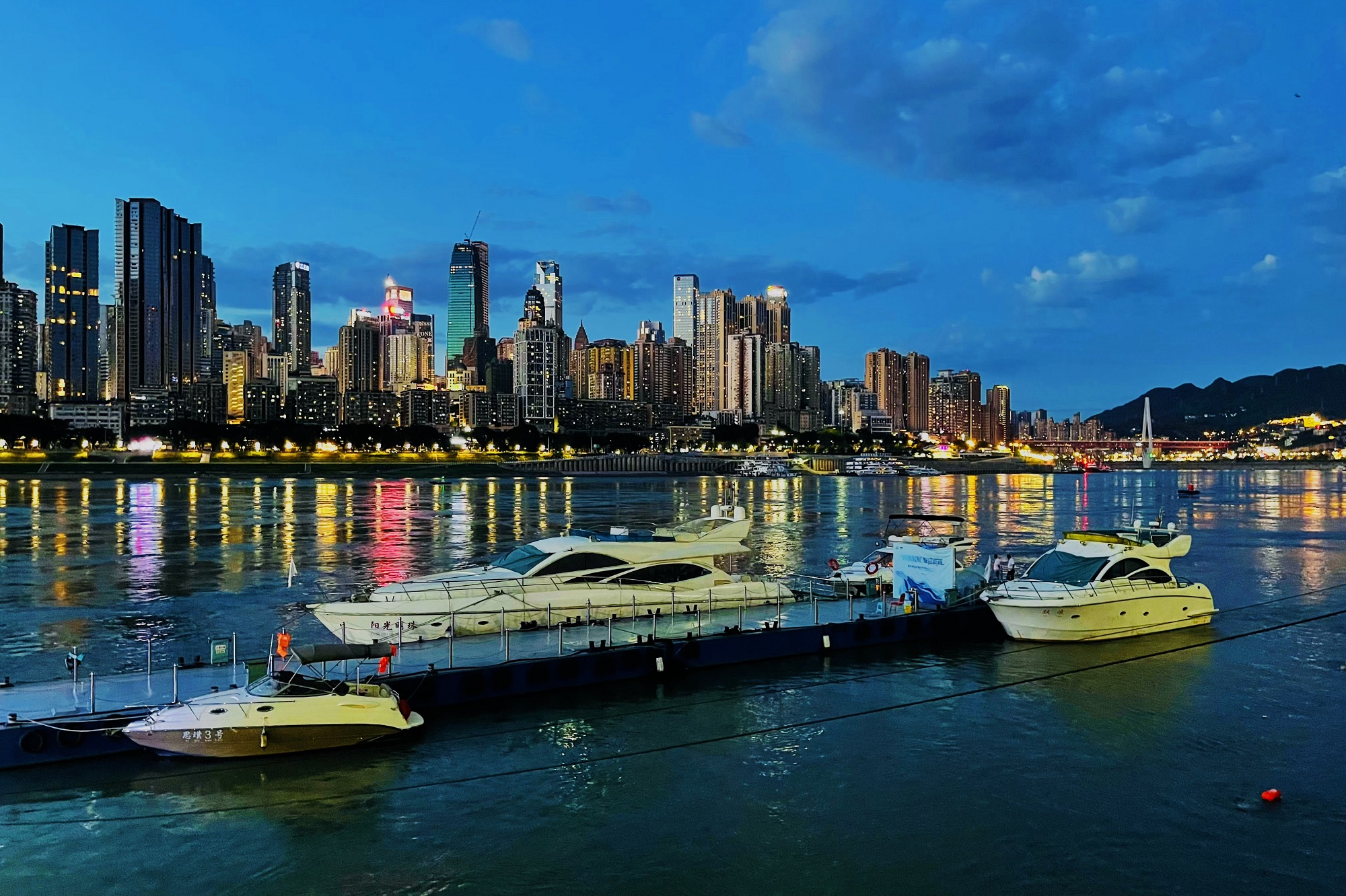 重庆仟鼎游艇下午茶体验（俯仰观赏两江四岸+重庆观江必打卡的游艇下午茶+精美拍照胜地+品味中国名茶+丰富精致甜品水果+独享静谧享受慢时光）