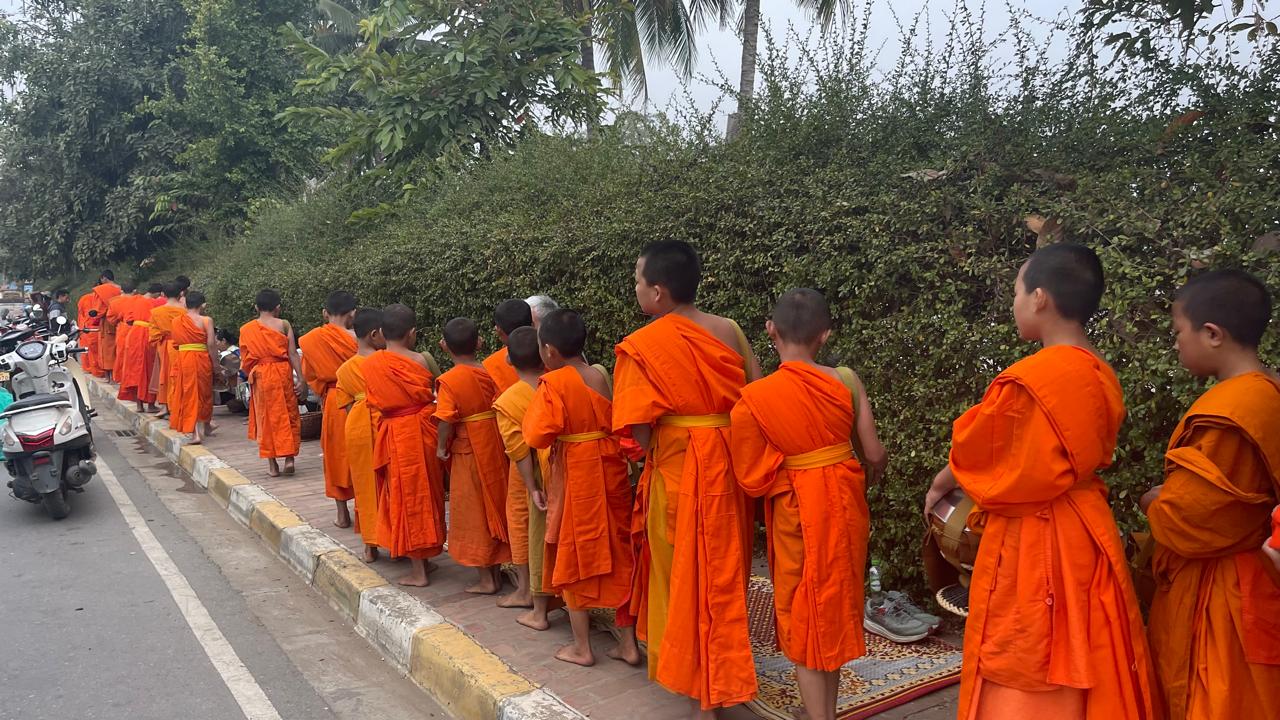 琅勃拉邦清晨布施 & 城市观光 & 光西瀑布 