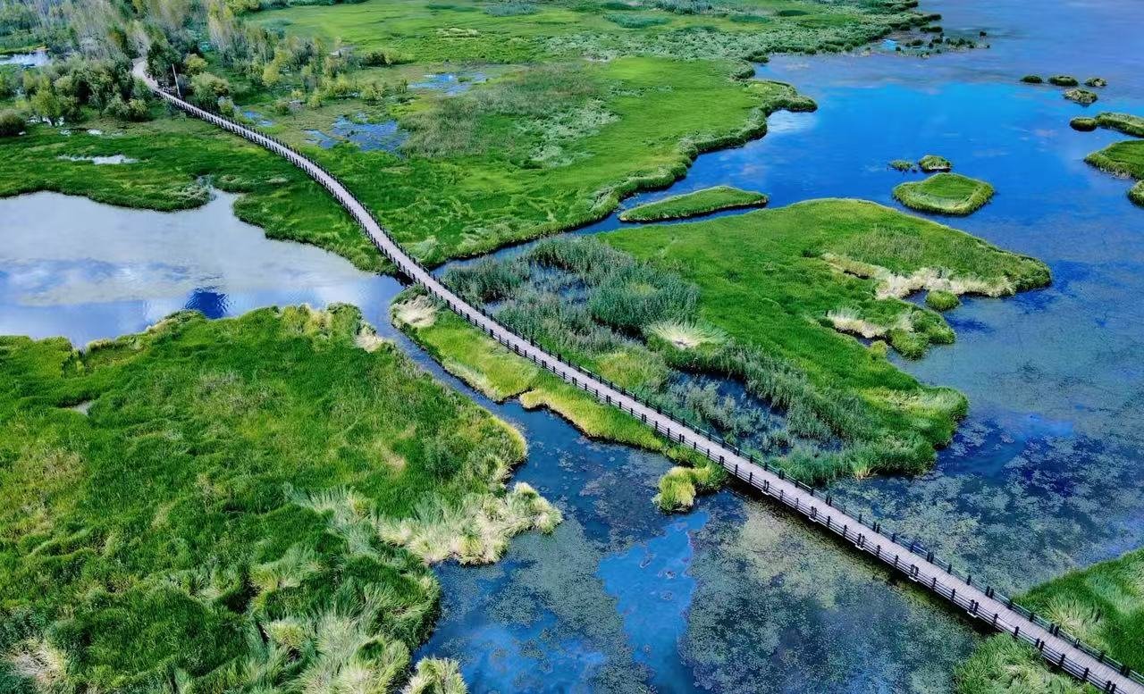 云南泸沽湖高端两日游（泸沽湖+里务比岛+走婚桥+探访摩梭民俗+篝火晚会+湖景酒店+可选乘游船赏湖景+丽江往返）