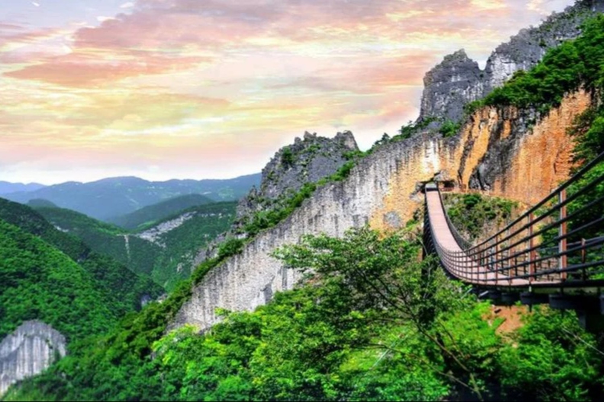 重庆武陵山大裂谷+816工程+乌江赤壁观景台独立小团一日游（中国第一动感峡谷，世界第一大人工洞体，乌江仿古长廊）