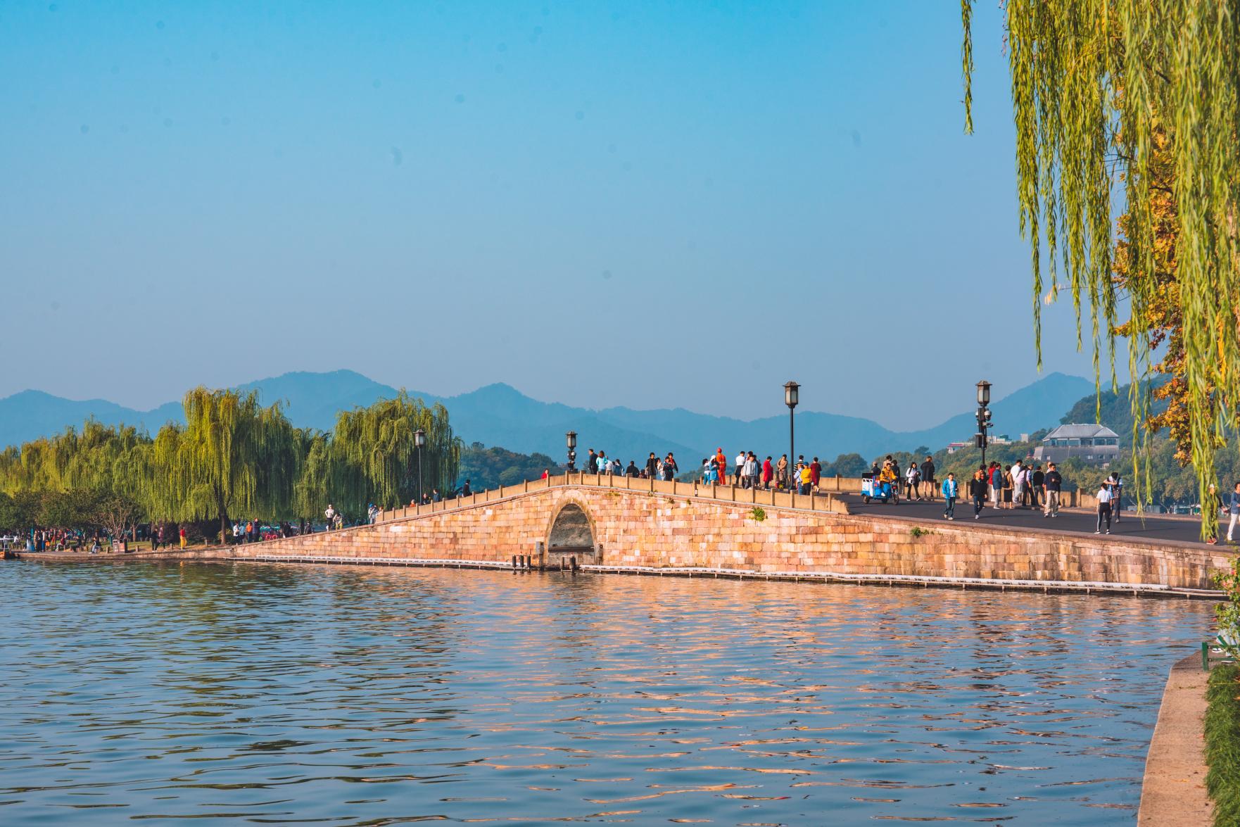 杭州西湖+乘船游西湖+灵隐寺+点茶画扇私人导览半日游/一日游（体验宋韵点茶画扇+春季赏花+江南风光）