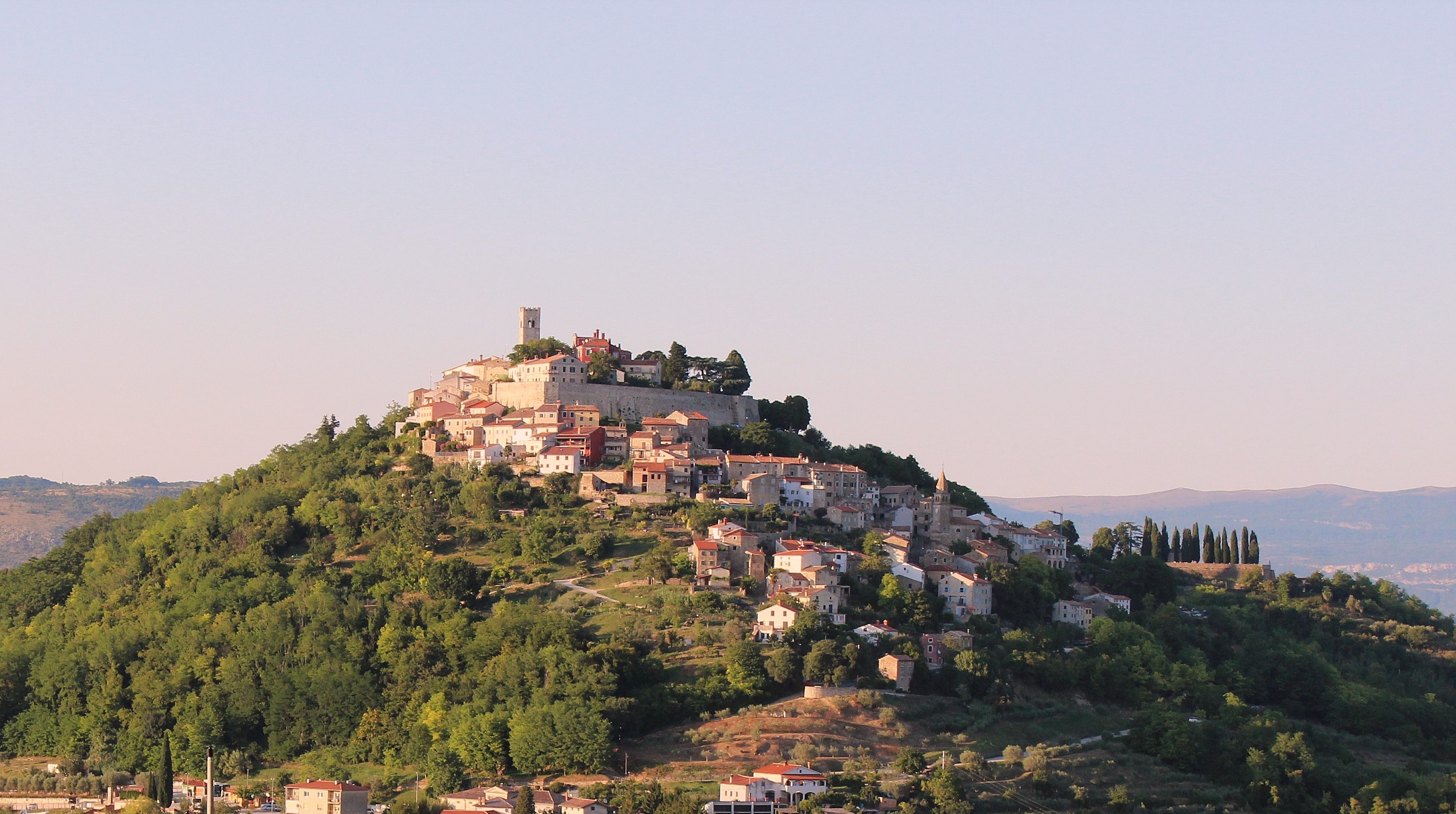 莫托文和格罗日尼扬山顶小镇一日游（含品尝）