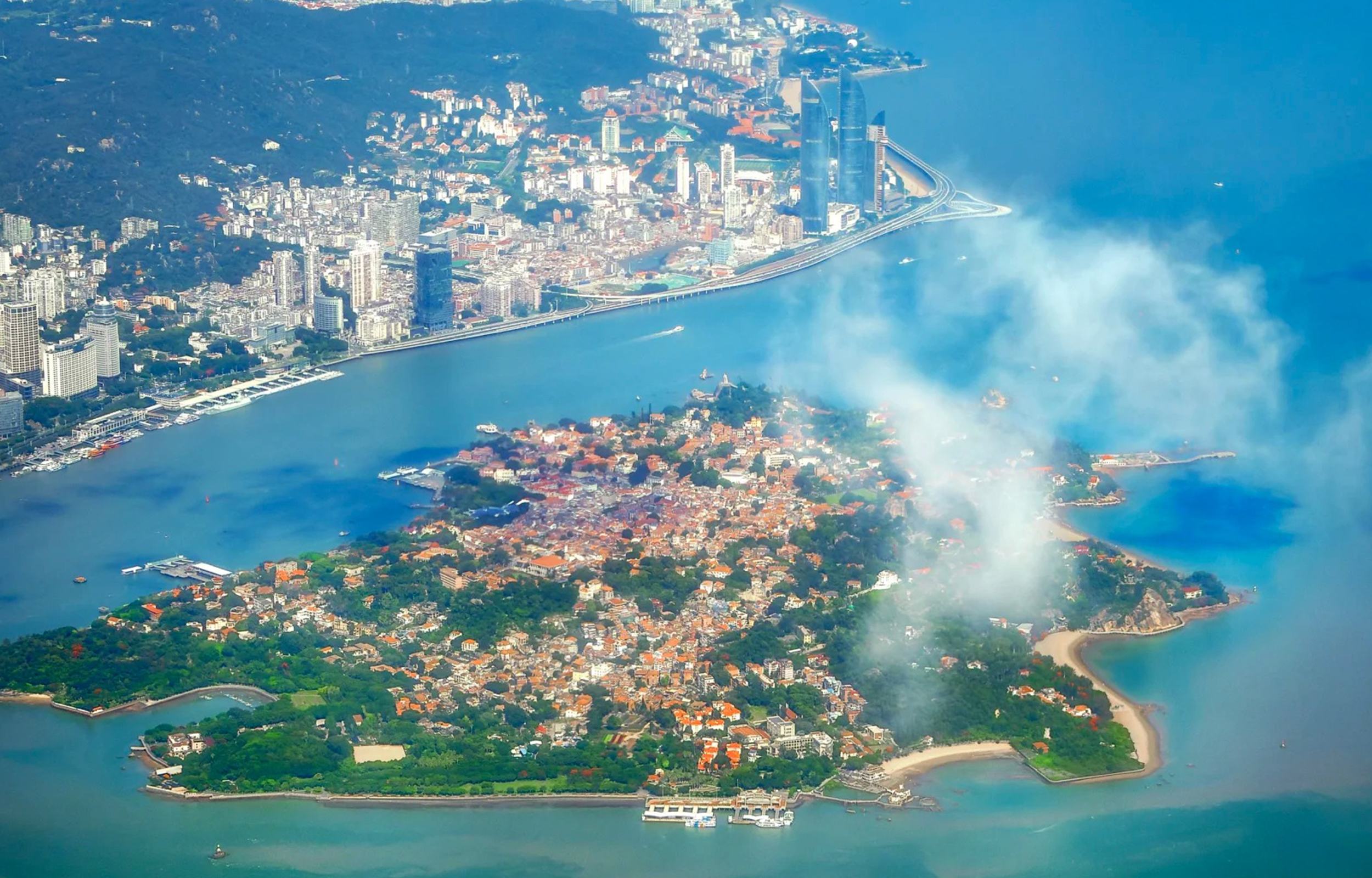 福建厦门步道&鼓浪屿&鹭江夜游高端1日游（豪华游船夜游鹭江看绝美夜景+魅力鼓浪屿+山海步道+赠送老别墅下午茶&旅拍底片+厦门往返）