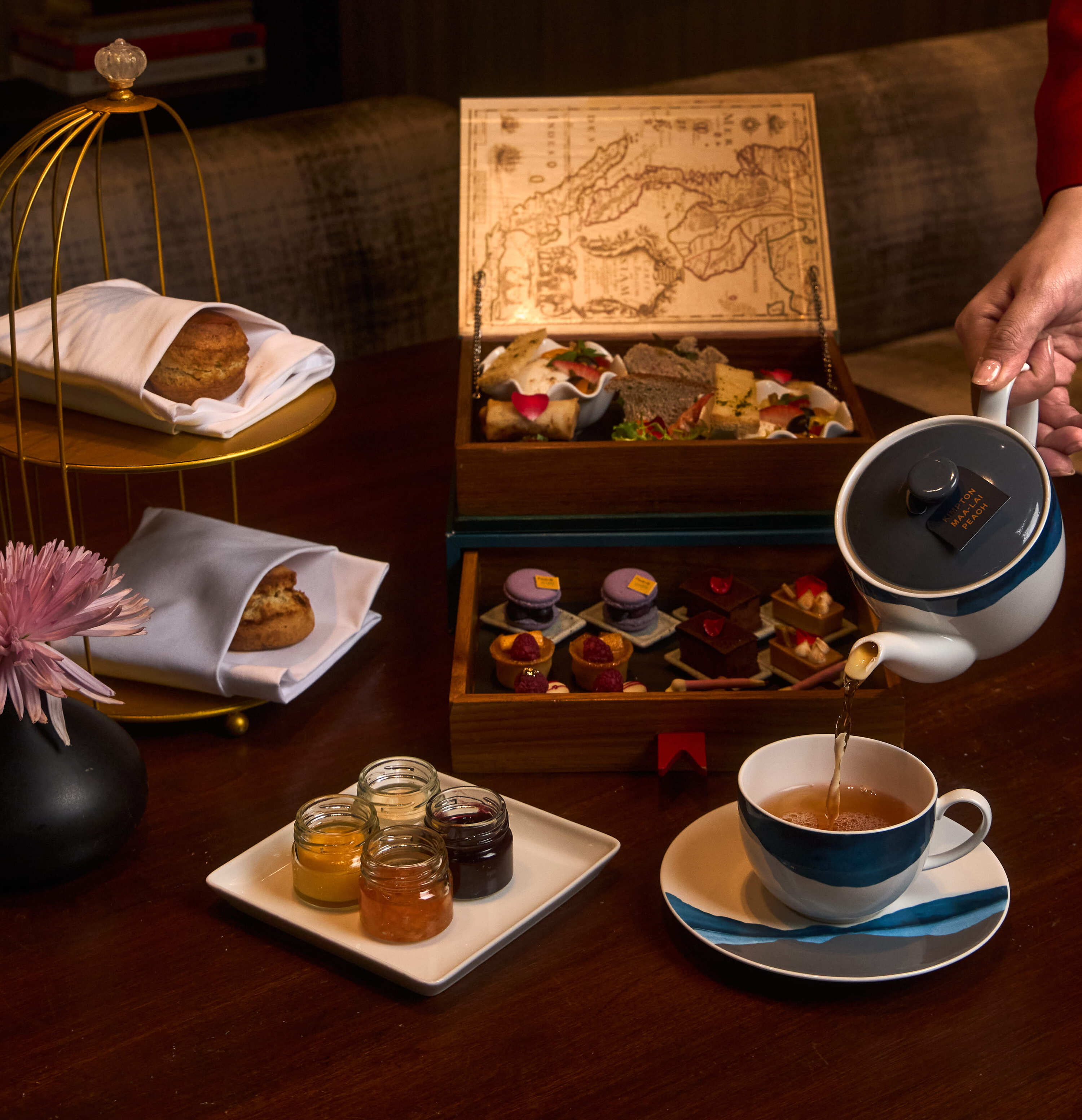 曼谷Kimpton Maa-Lai酒店的Maa-Lai图书馆下午茶套餐