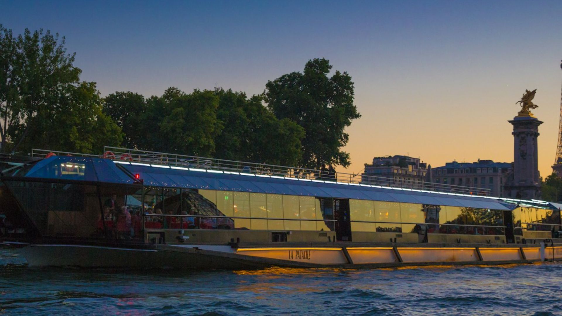 塞纳河 (Seine River)，乘坐 Bateaux Mouches 游船享用晚餐并欣赏现场音乐表演