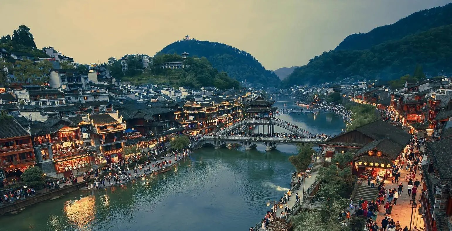 张家界出发 凤凰古城 私人导览一日游（动车往返）