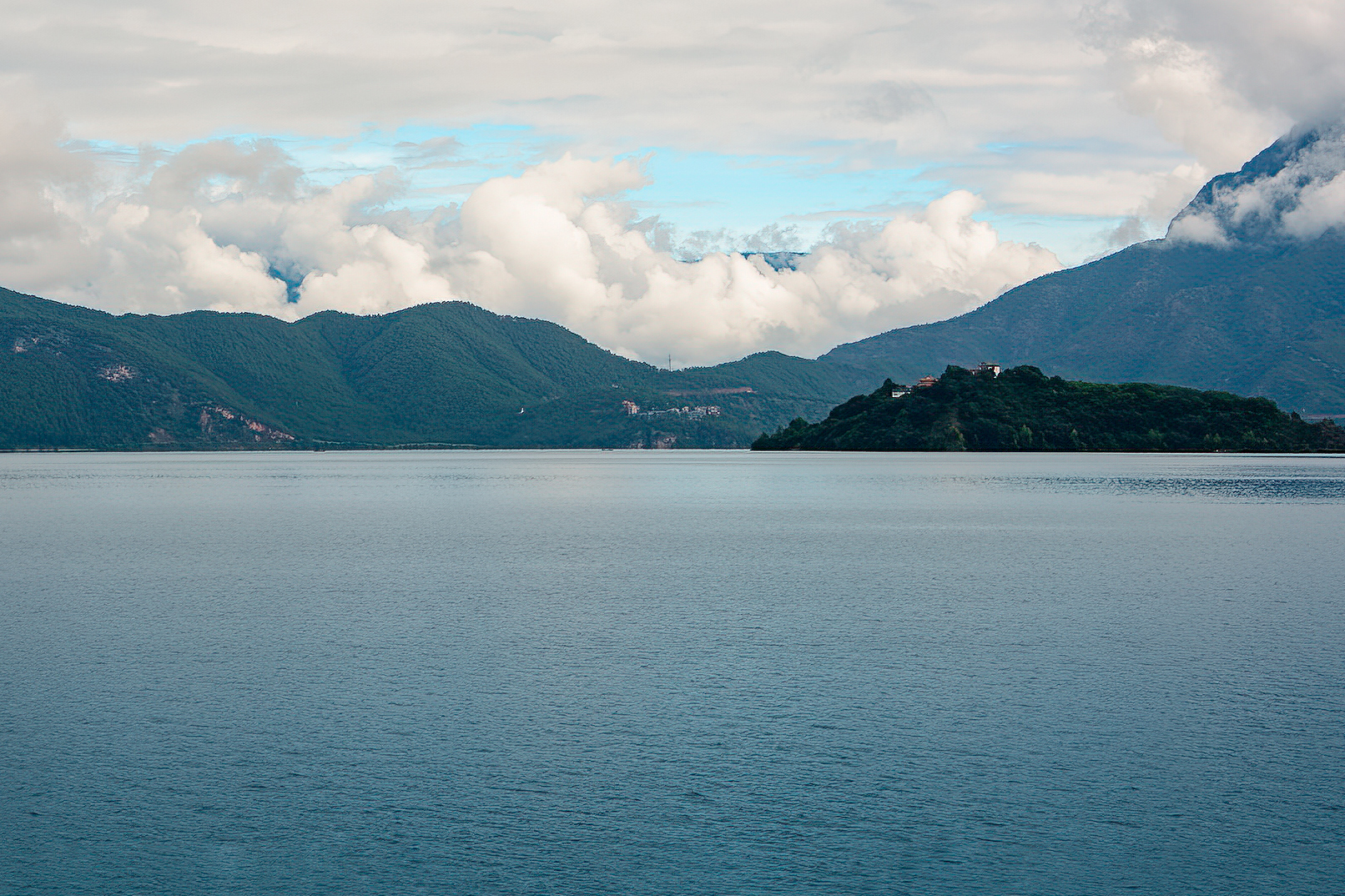 高奢云南大理丽江泸沽湖4日（全程奢宿5钻+洱海骑行+观玉龙雪山+喜洲古镇风吹麦浪+非遗扎染体验+猪槽船环湖登里务比岛+大理古镇下午茶）