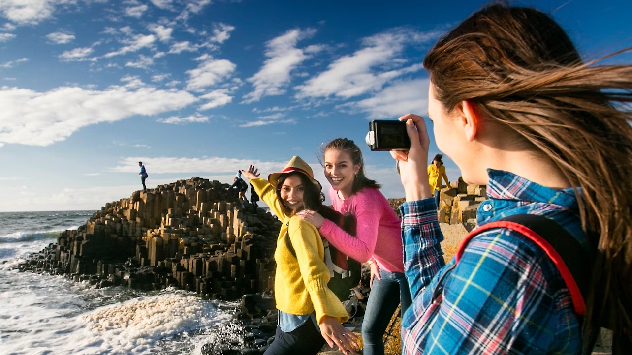 从都柏林出发的巨人堤道、黑暗树篱和贝尔法斯特铁达尼号博物馆一日游
