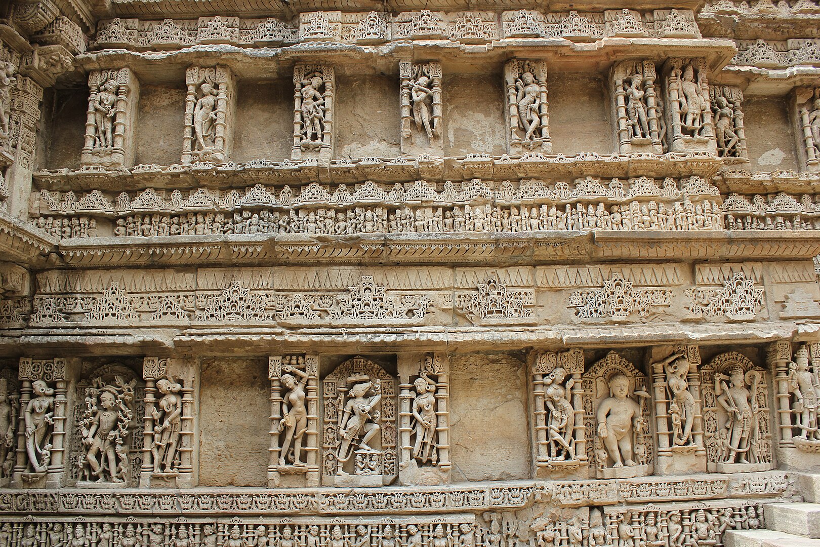 从艾哈迈达巴德出发，前往莫德拉、拉尼基瓦沃和帕坦的一日游