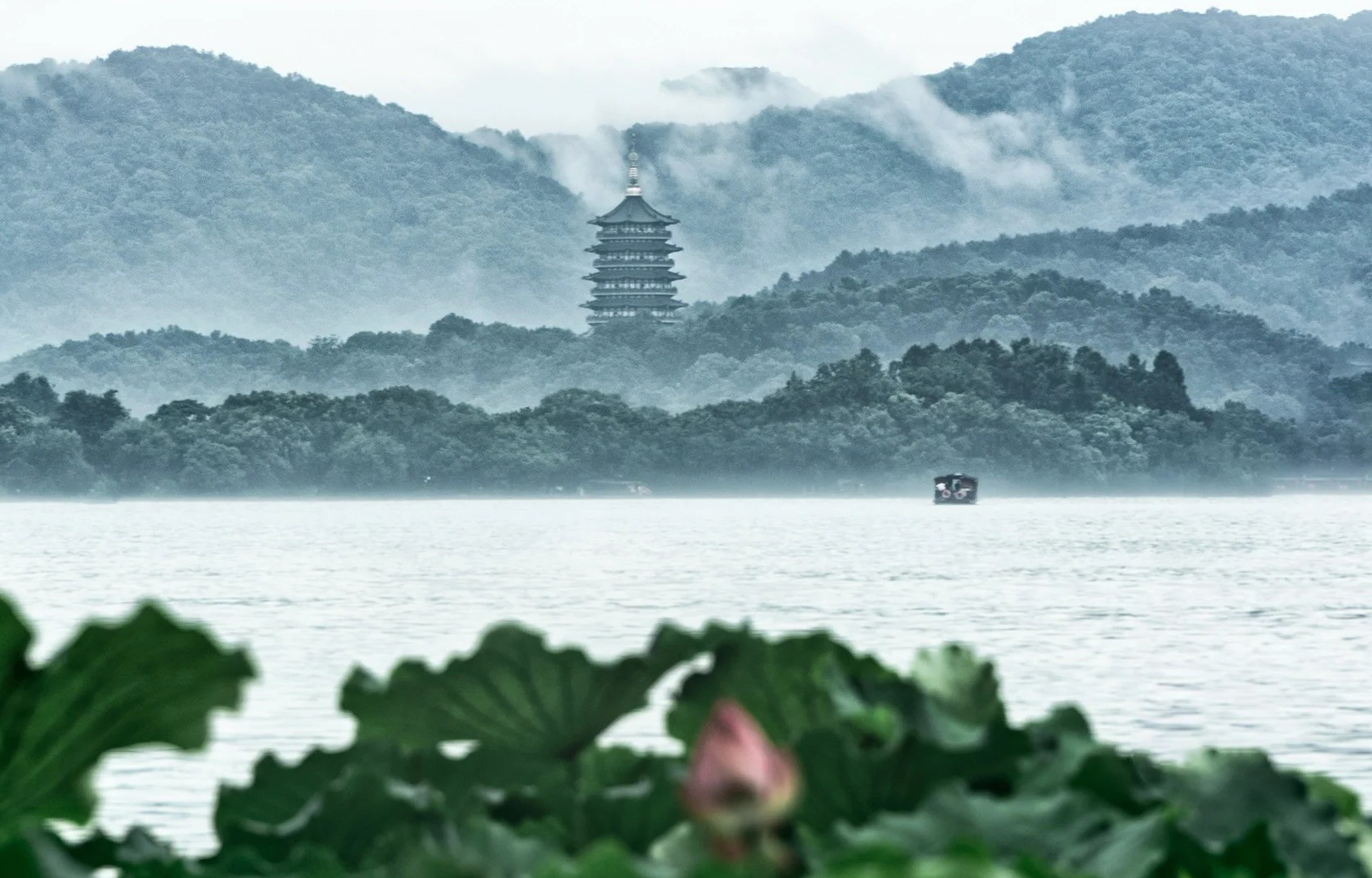 杭州3日漫游(登灵隐寺飞来峰+赏西湖美景+观雷锋塔忆《白蛇传》+逛清河坊南宋文化街+品乾隆御茶宴+江南风情+湖光山色+特色地方美食)