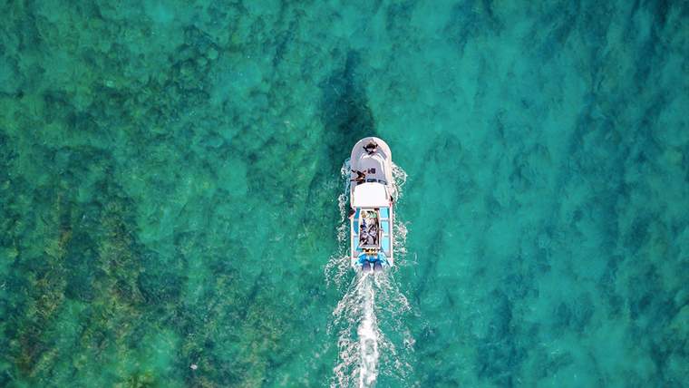 在巴亚达岛享受浮潜