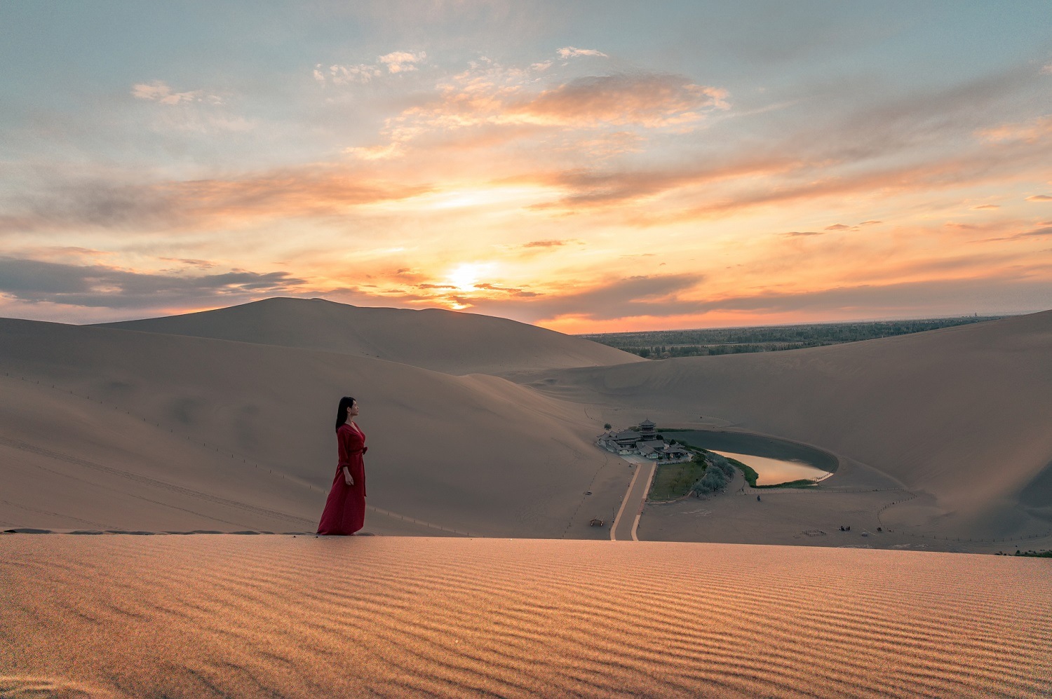 甘肃敦煌高奢4日游（三晚连住敦煌山庄+又见敦煌演绎+东方美学莫高窟+鸣沙山月牙泉妆造+古丝路遗址硬派越野探索+泥胚画制作体验+敦煌书局）