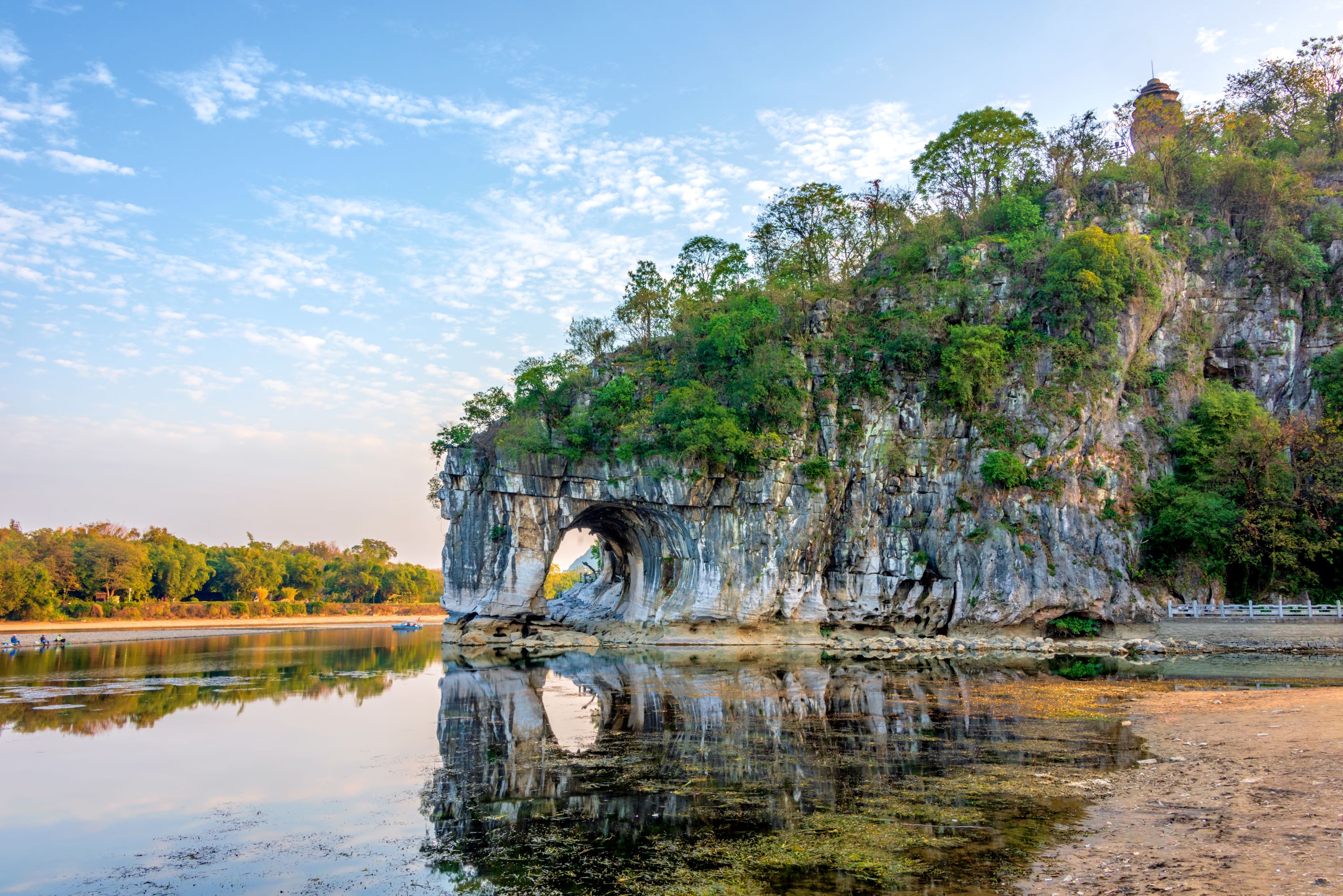 芦笛岩 / 七星岩&象鼻山&日月双塔包车一日游
