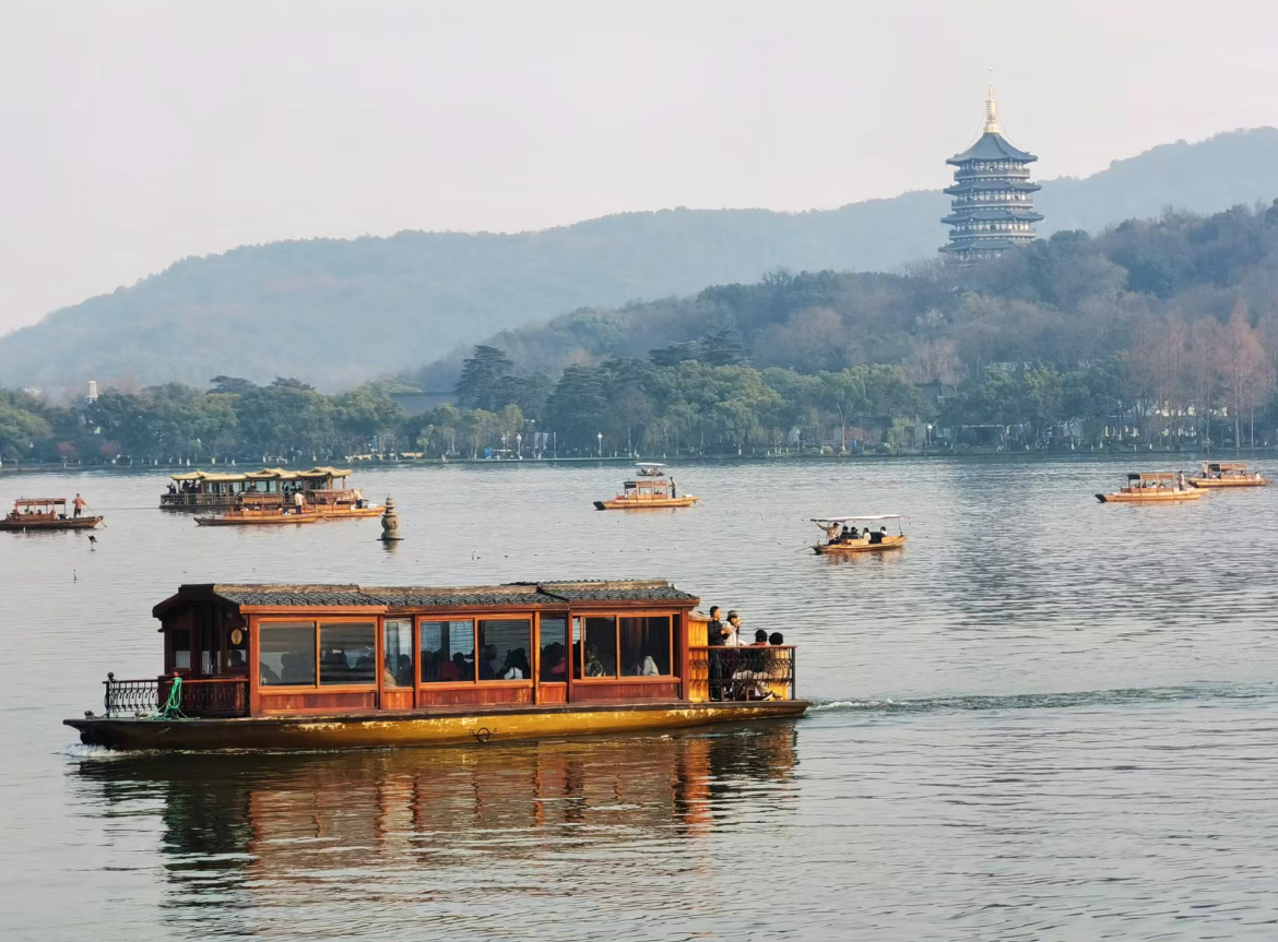 杭州西湖风景名胜区+苏堤+画舫船体验+登三潭印月+漫步白堤+断桥半日【西湖十景/3小时人工讲解/乘西湖游船/三潭印月岛】