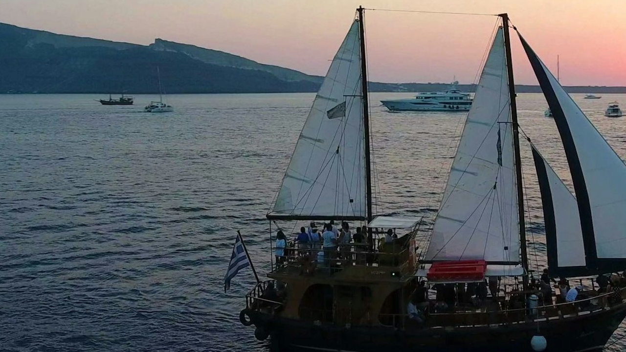 圣托里尼岛日落游船之旅