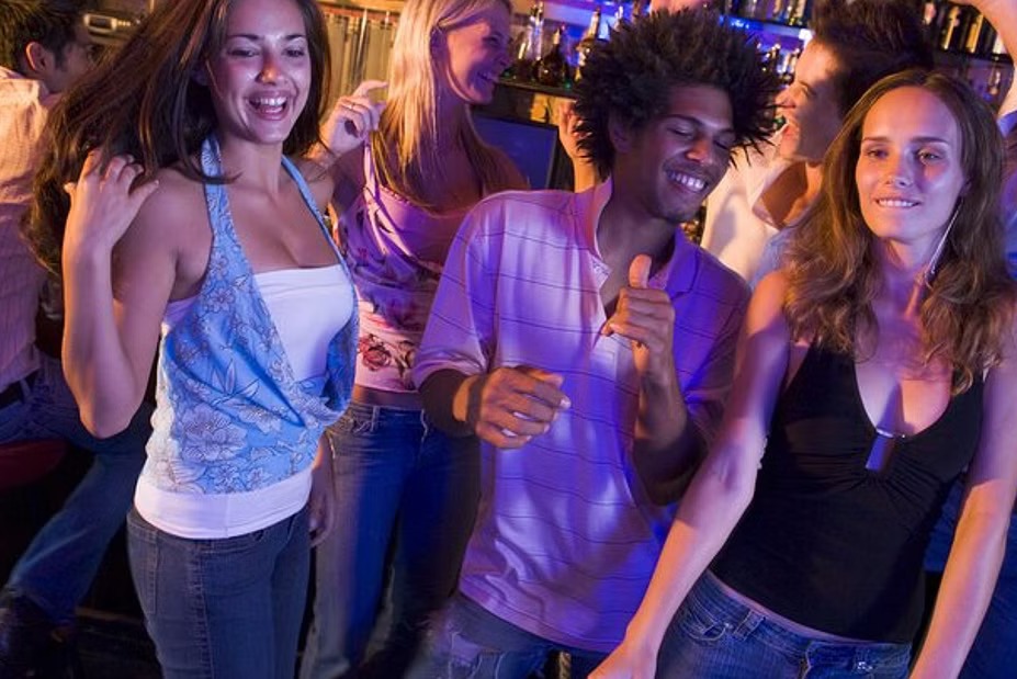 迈阿密 (Miami) 派对游船，提供无限畅饮、舞蹈和天际线景观