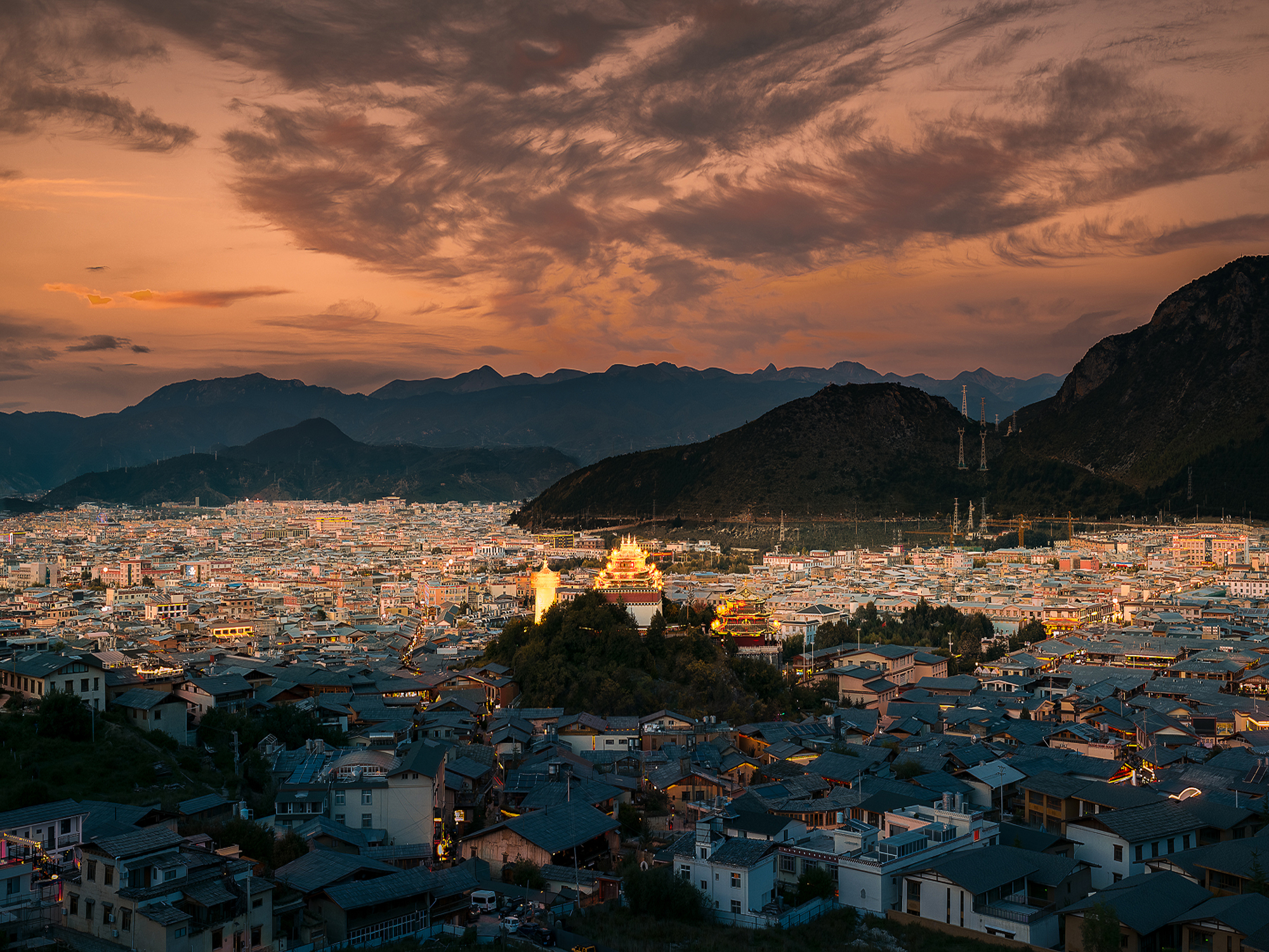 高奢云南丽江香格里拉泸沽湖5日（奢宿既下山梅里品下午茶+夜游丽江古城+猪槽船环湖登里务比岛+探寻松赞林寺+观梅里日照金山+漫步月光古城）