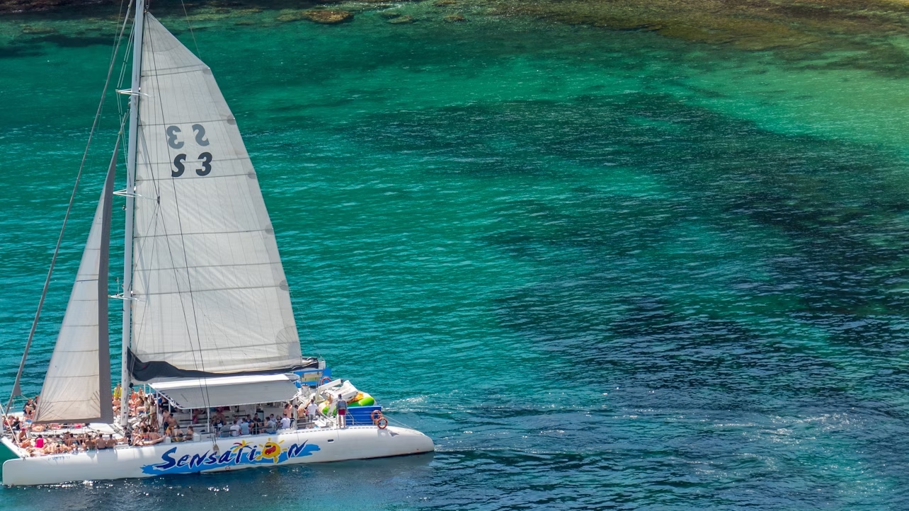 费纳尔斯双体船游览 Costa Brava 海岸 + 烤肉