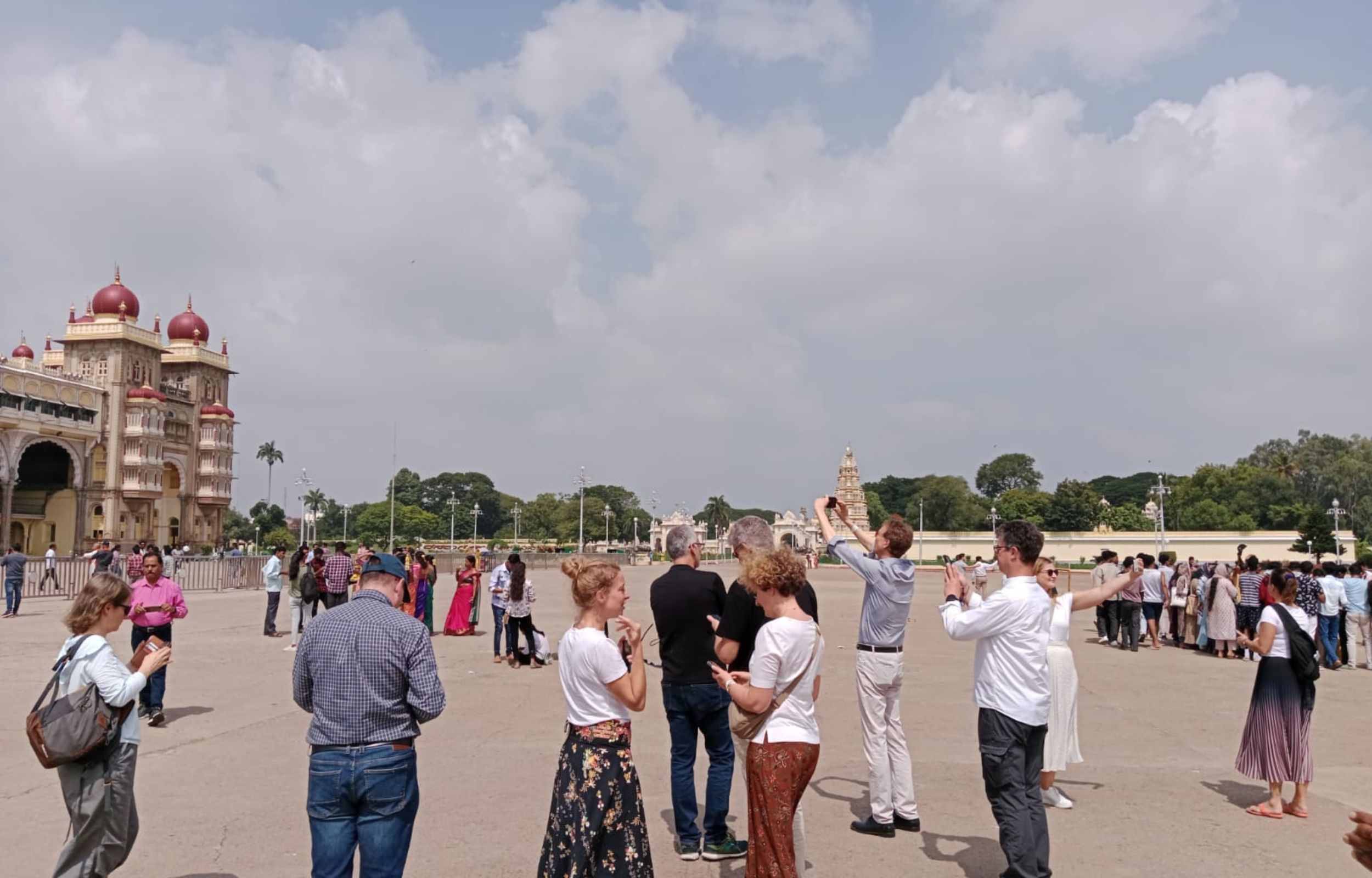 从邦加罗尔出发前往迈索尔、索姆纳特普拉和金字塔谷的一日游