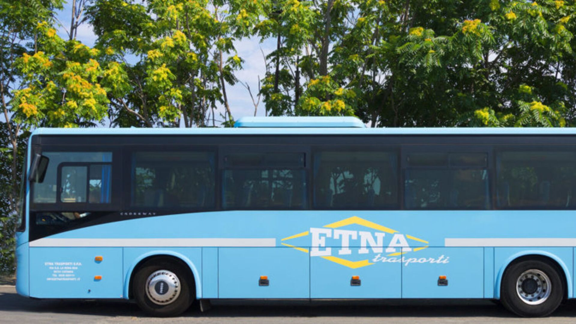 卡塔尼亚冯塔纳罗沙机场 (Vincenzo Bellini Catania Airport) - 陶尔米纳巴士总站 (Taormina Bus Terminal)，搭乘 Etna Transporti 巴士