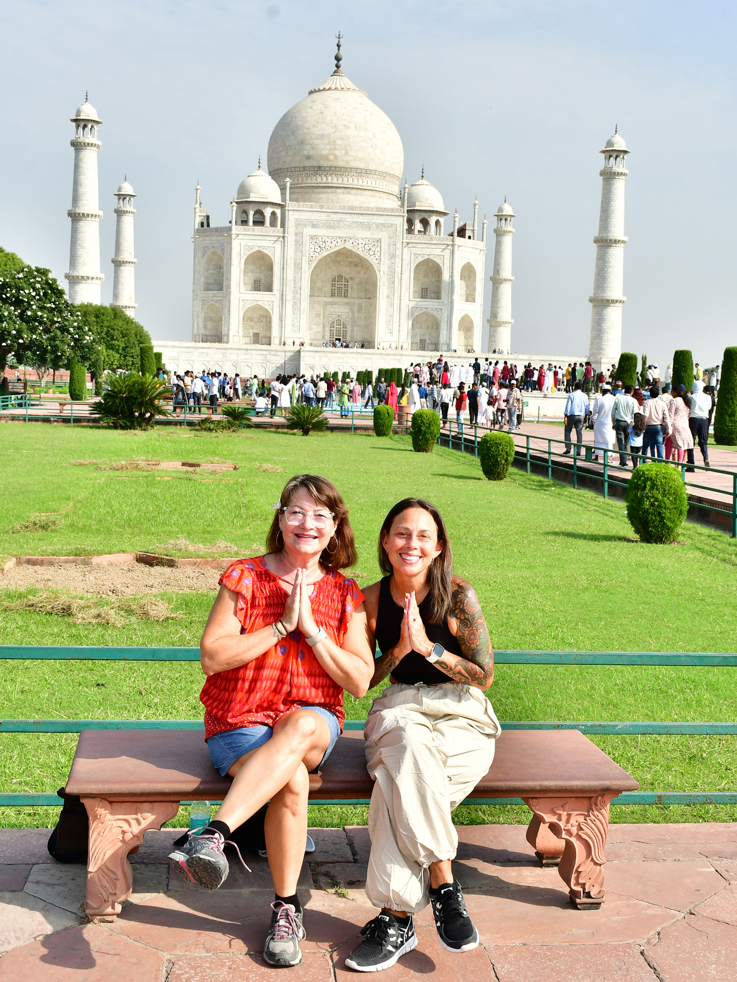 从德里出发，搭乘汽车前往泰姬玛哈陵和阿格拉堡的一日私人导览游