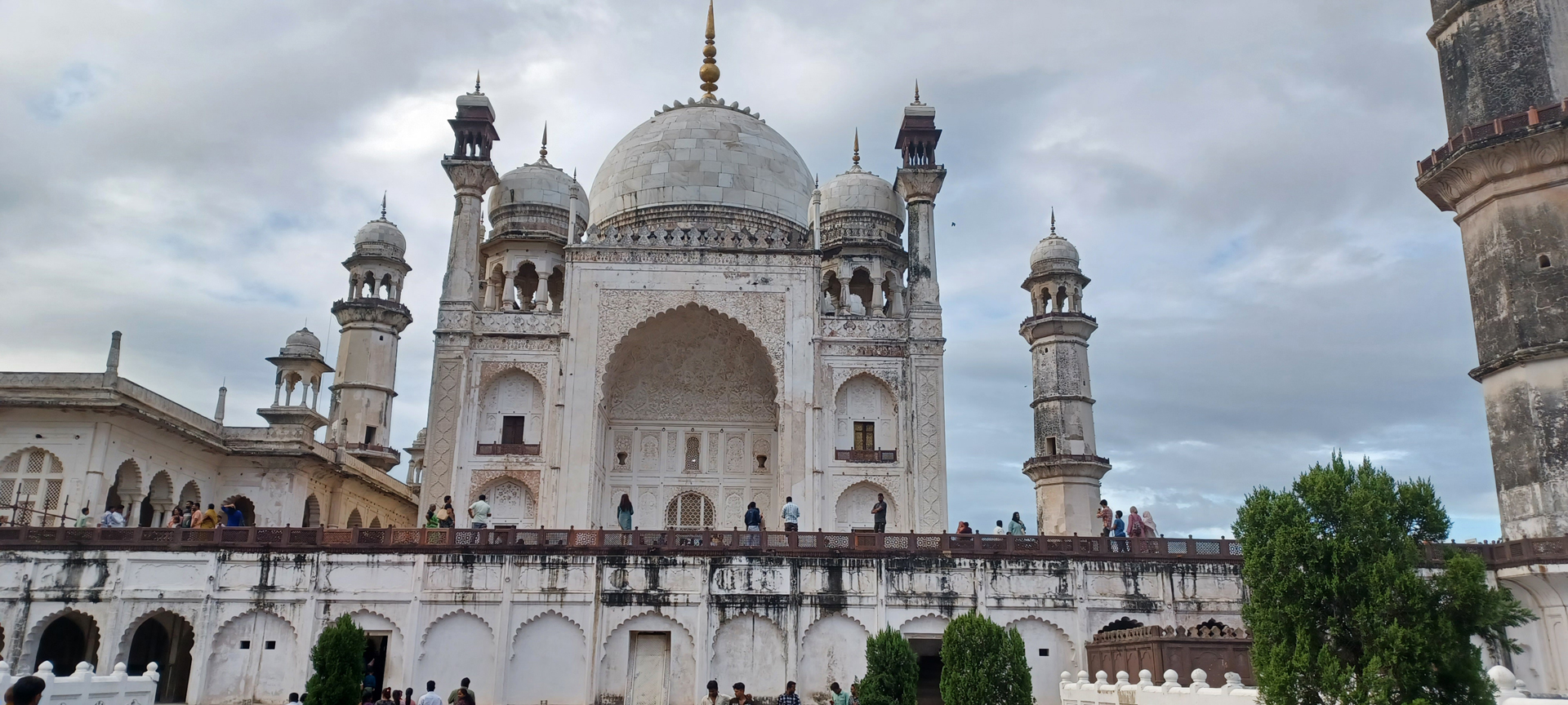 艾罗拉石窟和迷你泰姬玛哈陵一日游（含导游服务）