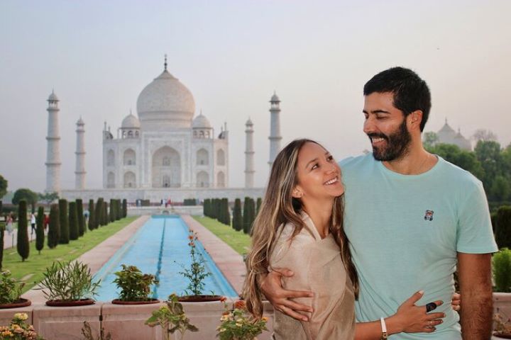 德里出发：泰姬玛哈陵 & 阿格拉一日游（车辆接送）