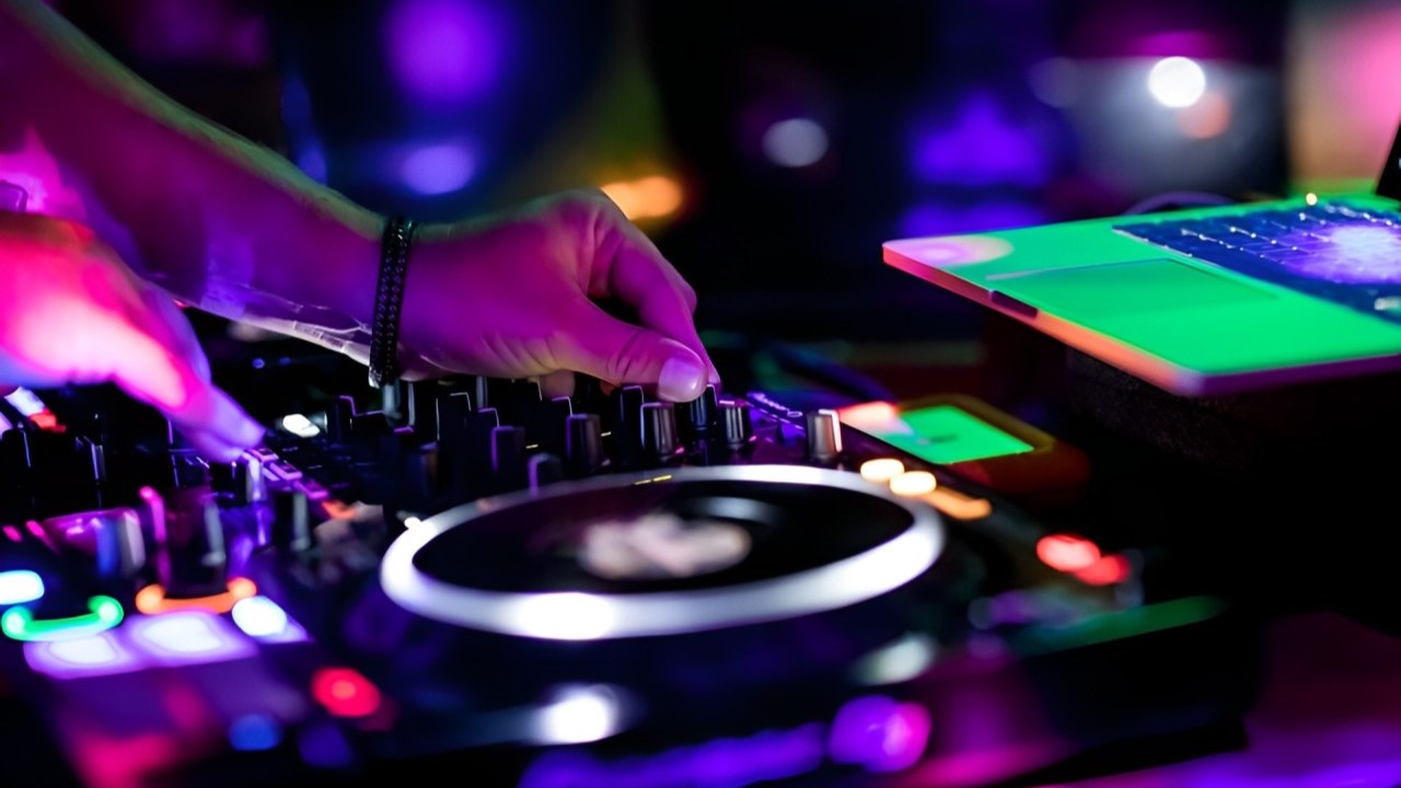 马略卡岛的迪斯科之夜船上派对与现场 DJ