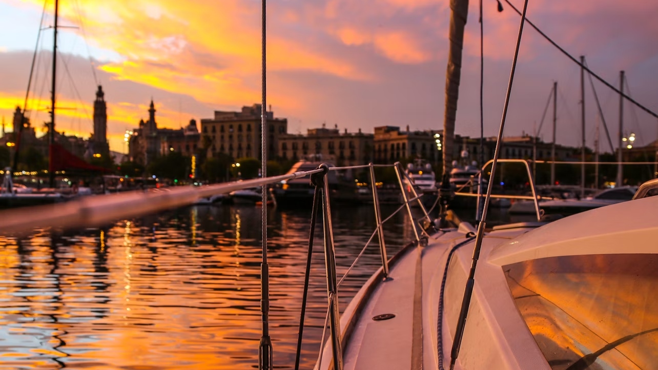 巴塞隆纳日落帆船体验（含饮品 & 小吃）